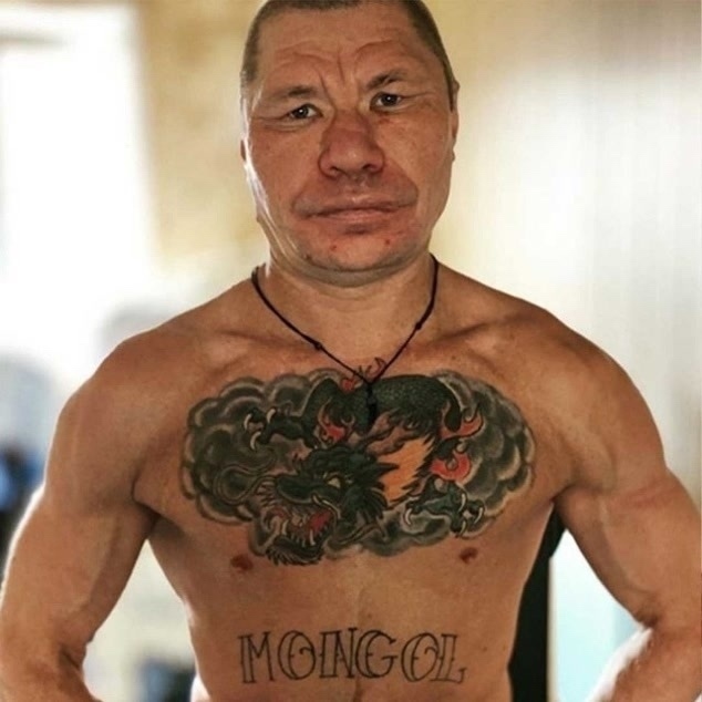 48-летний Олег Монгол опубликовал снимок, сделанный 20 лет назад, чтобы продемон…