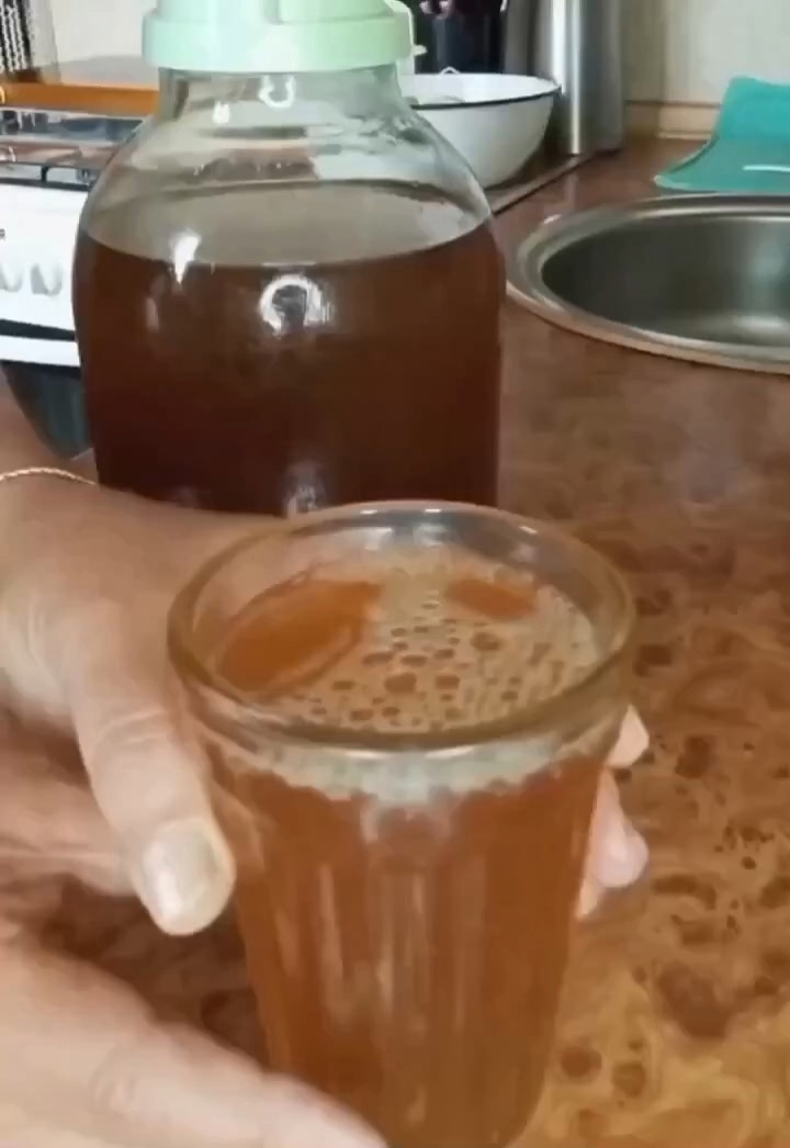 Как приготовить домашний квас 👍

Понадобится:

- Тёплая вода — 3 литра
- Сахар …