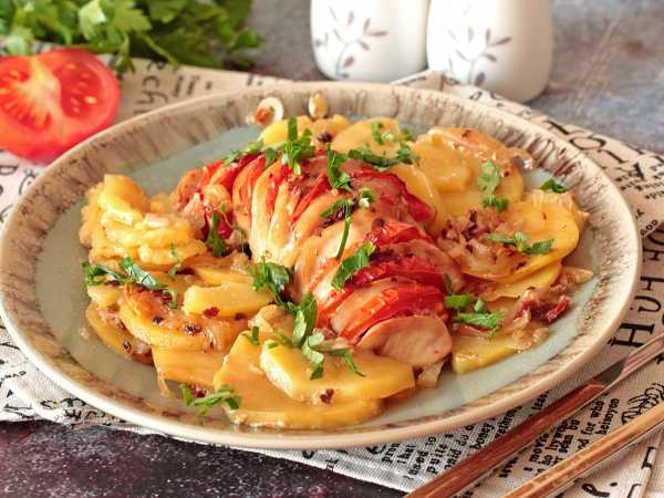 🍽 Запеченная картошка с овощами и курицей🍗🥔🥕🌶 
 
Ингредиенты:
- 🥔 4-5 сред…