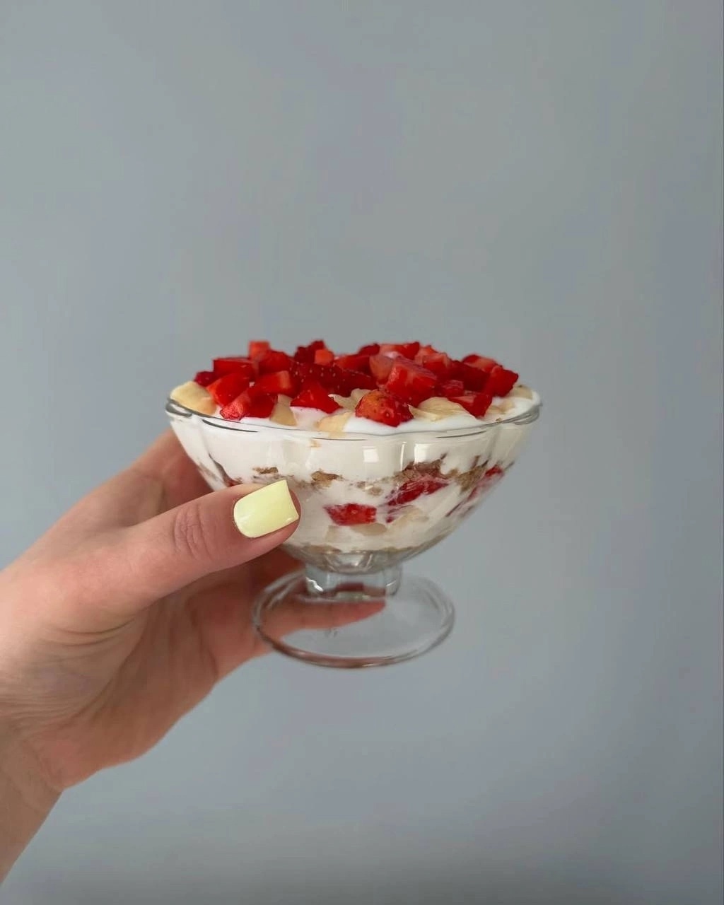 Быстрый десерт за 5 минут 🍓

Ингредиенты:
- Печенье (подойдет любое)
- Банан
- …