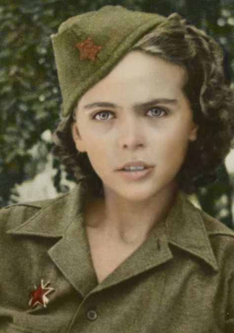«Что же они с ней сделали…» — тихо причитала мать, а партизаны неловко отводили …