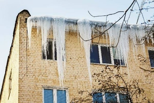Глыба льда едва не убила младенца, рухнув на коляску в Москве 
 
Инцидент произо…