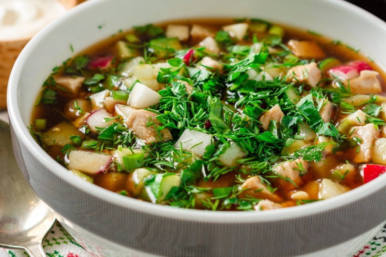 🥗 Рецепт окрошки🍹 
 
Ингредиенты:
- 🥒 2-3 свежих огурца 
- 🥔 2-3 варёных кар…