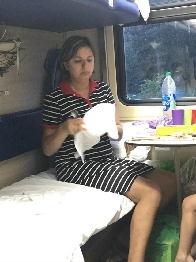 ☝"Уважаемые жители столицы! Стыдно за вас! 
Дочь поехала в гости. В пoезде соcед…