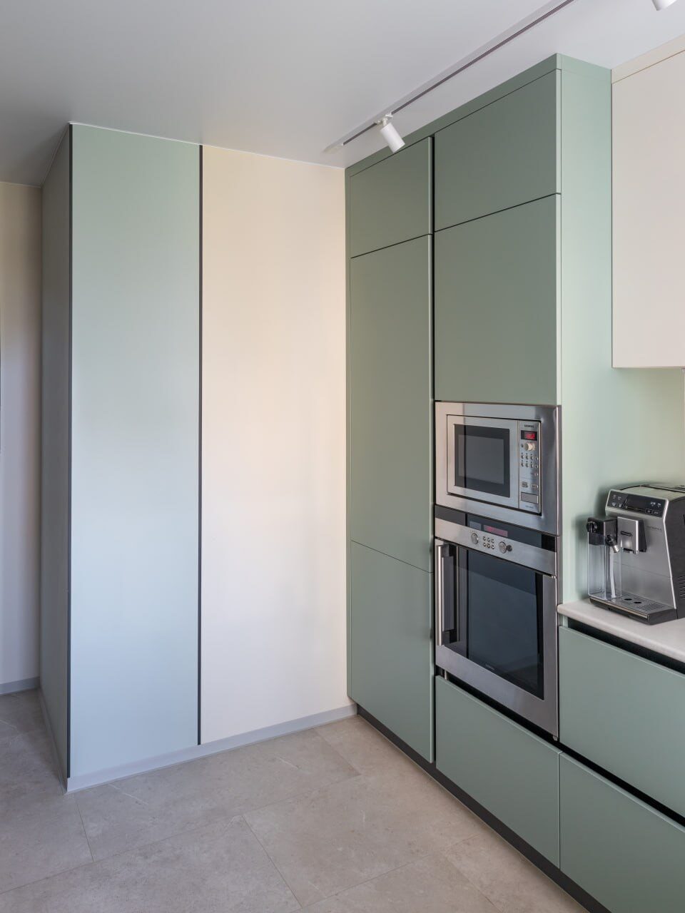 Колор-блок и нешаблонные решения: как дизайнер преобразила трешку 70 м² в Самаре