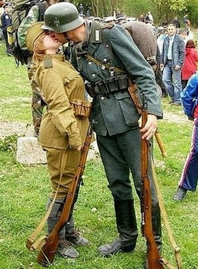 📸 Фальшивки в XXI веке: история популярной фотографии "поцелуя" немецкого солда…