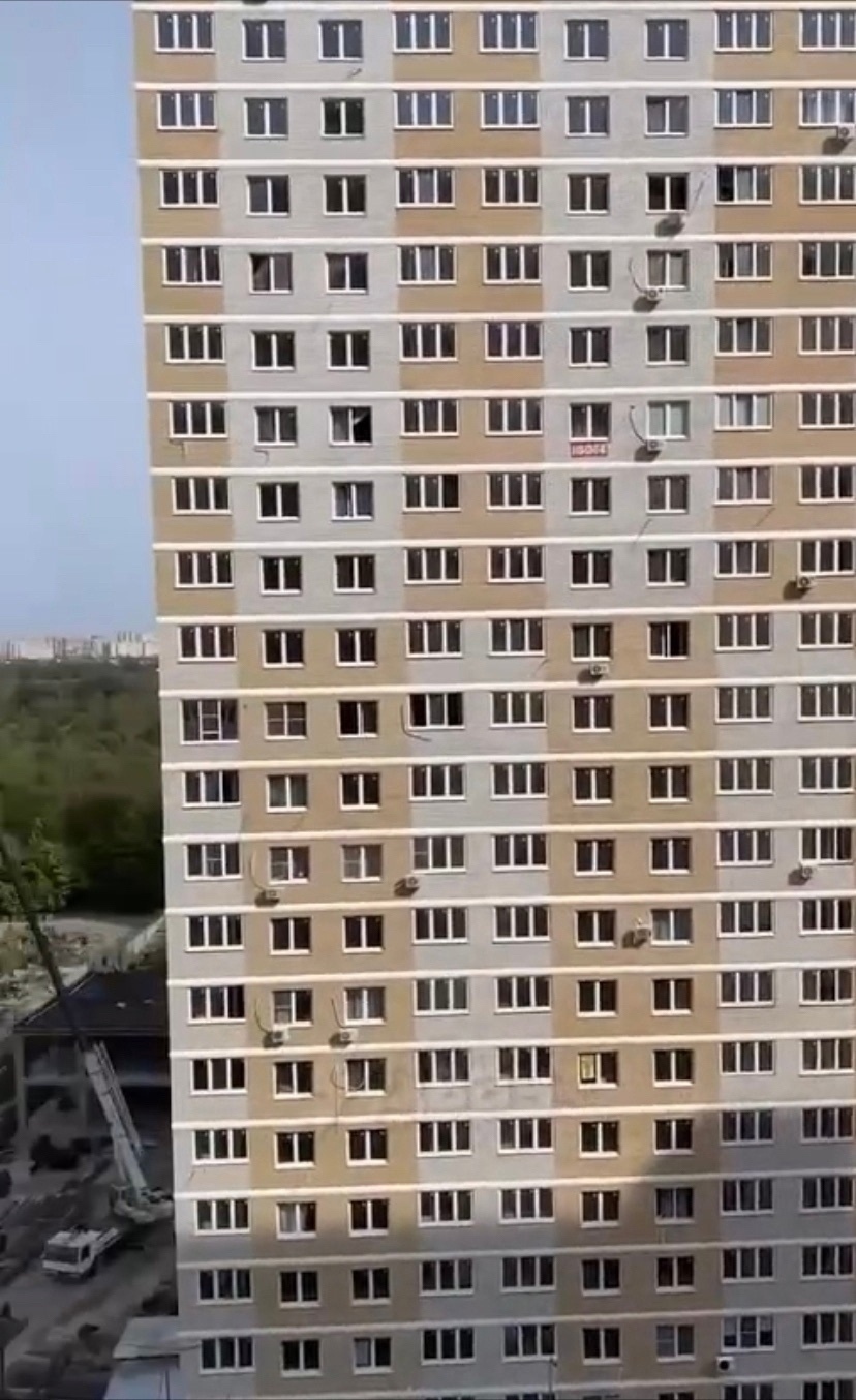 Вид из окна в Краснодаре: "уютный" человейник и соседство с вечностью. 
 
Девушк…