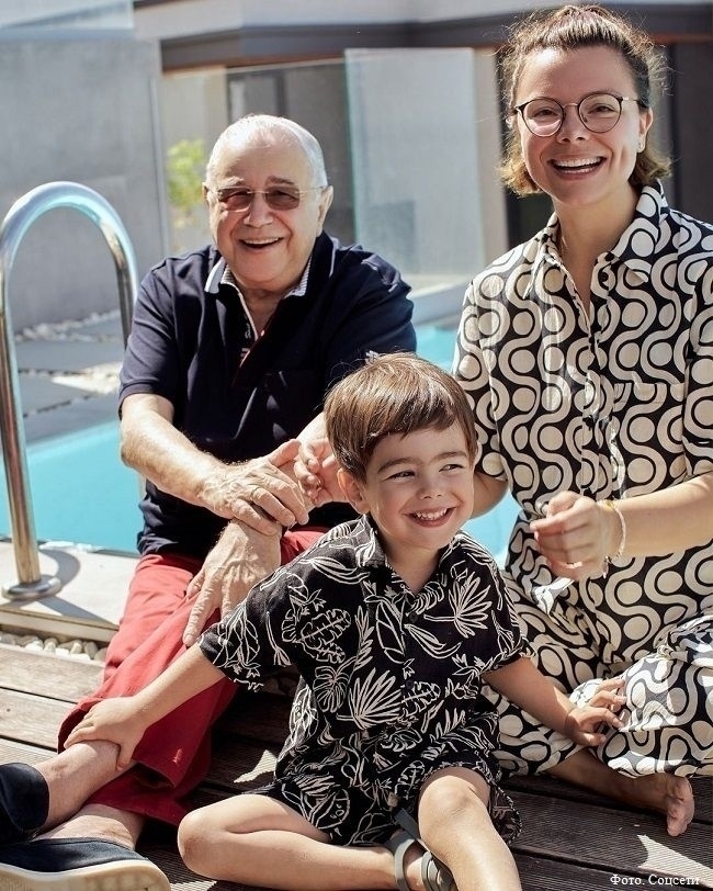 «Грустно как-то» — в сети обсуждают снимки 80-летнего Евгения Петросяна со своим…