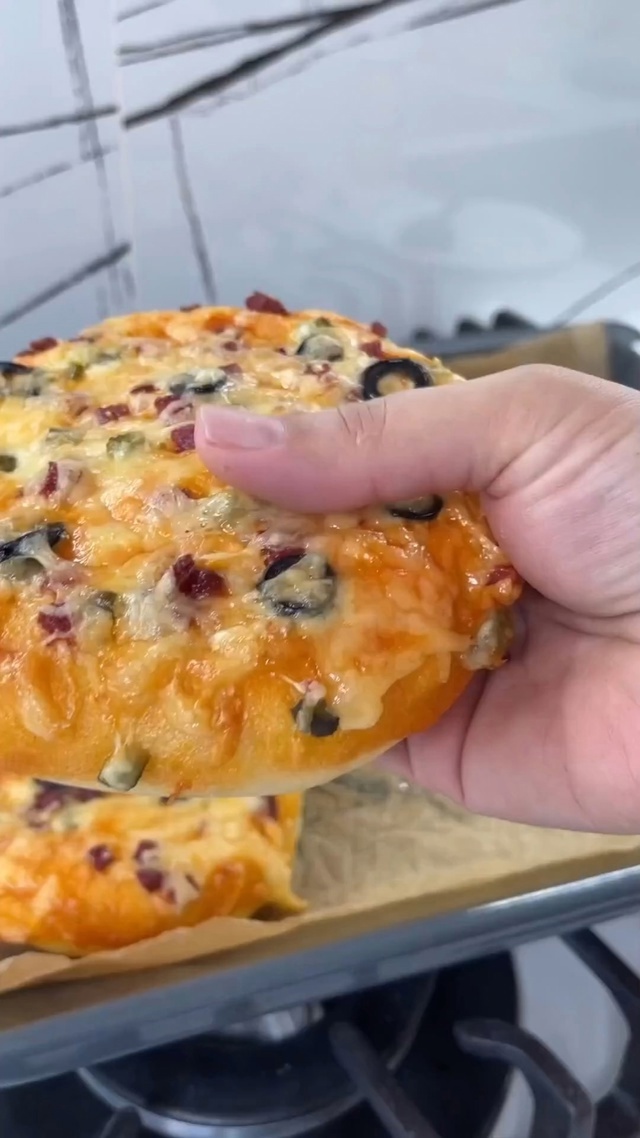 Школьная пицца 🍕

**Компоненты:**

**Опара:**

- Дрожжи: 11 г  
- Сахар: 40 г  …