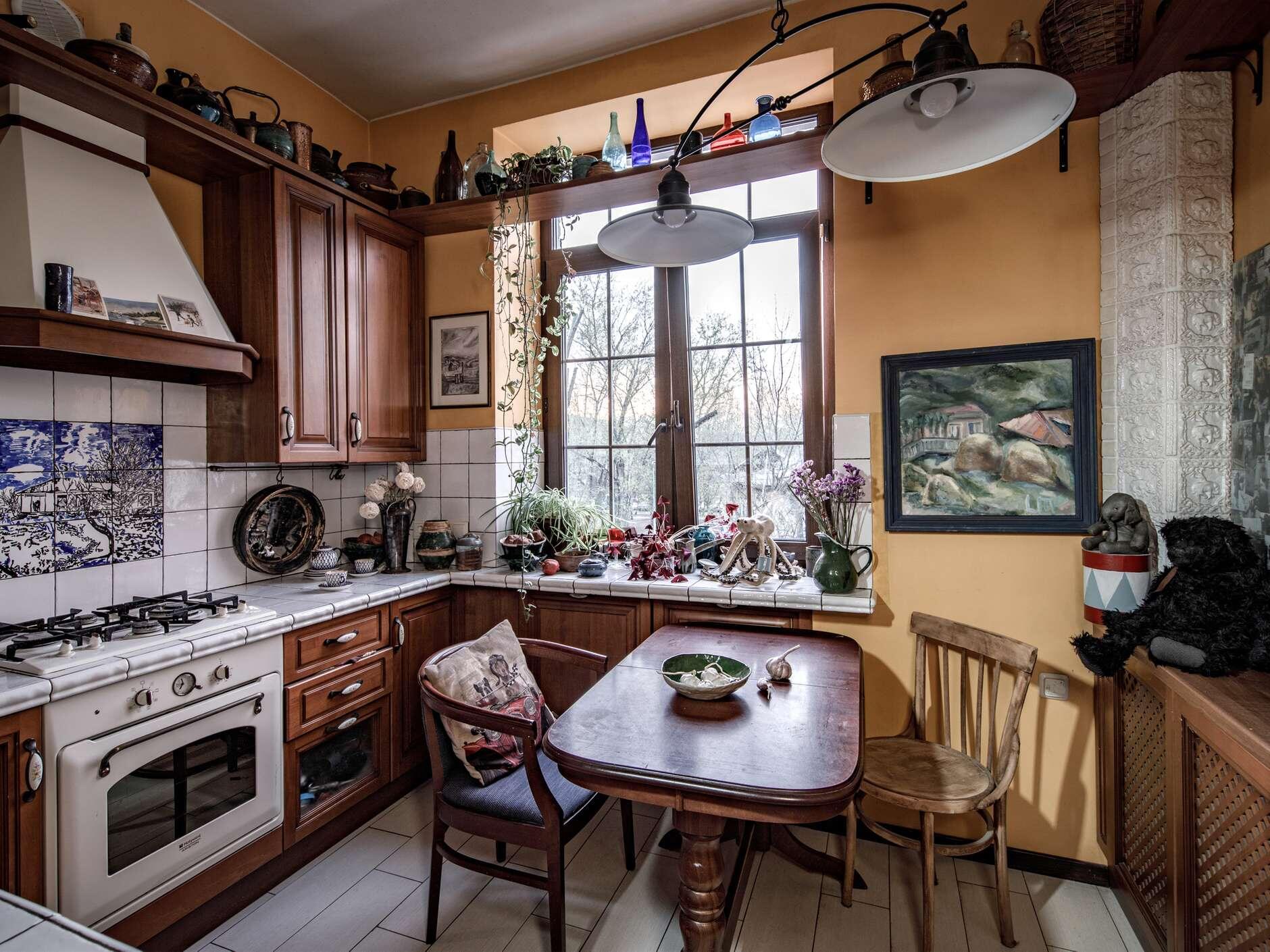 Творческая атмосфера с элементами старины в сталинке 80 м² для семьи художников
…