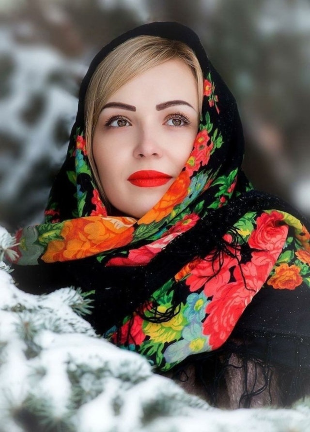 Она вошла в кафе не как порыв ветра, а как тихое изменение атмосферного давления…