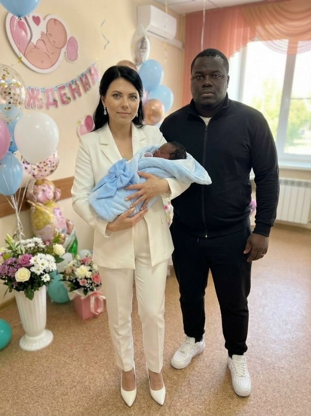Здравствуйте. 
Уберите эту наглую морду с фотографии. Я пошла против всей семьи …