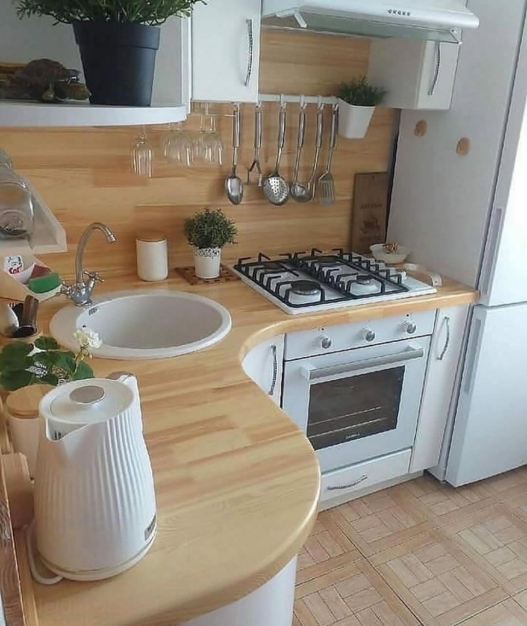 Оцените ремонт небольшои‌ кухни.