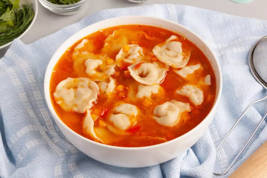 Быстрая и вкусная чучвара (узбекский суп с пельменями)
 
Ингредиенты:
- Пельмени…
