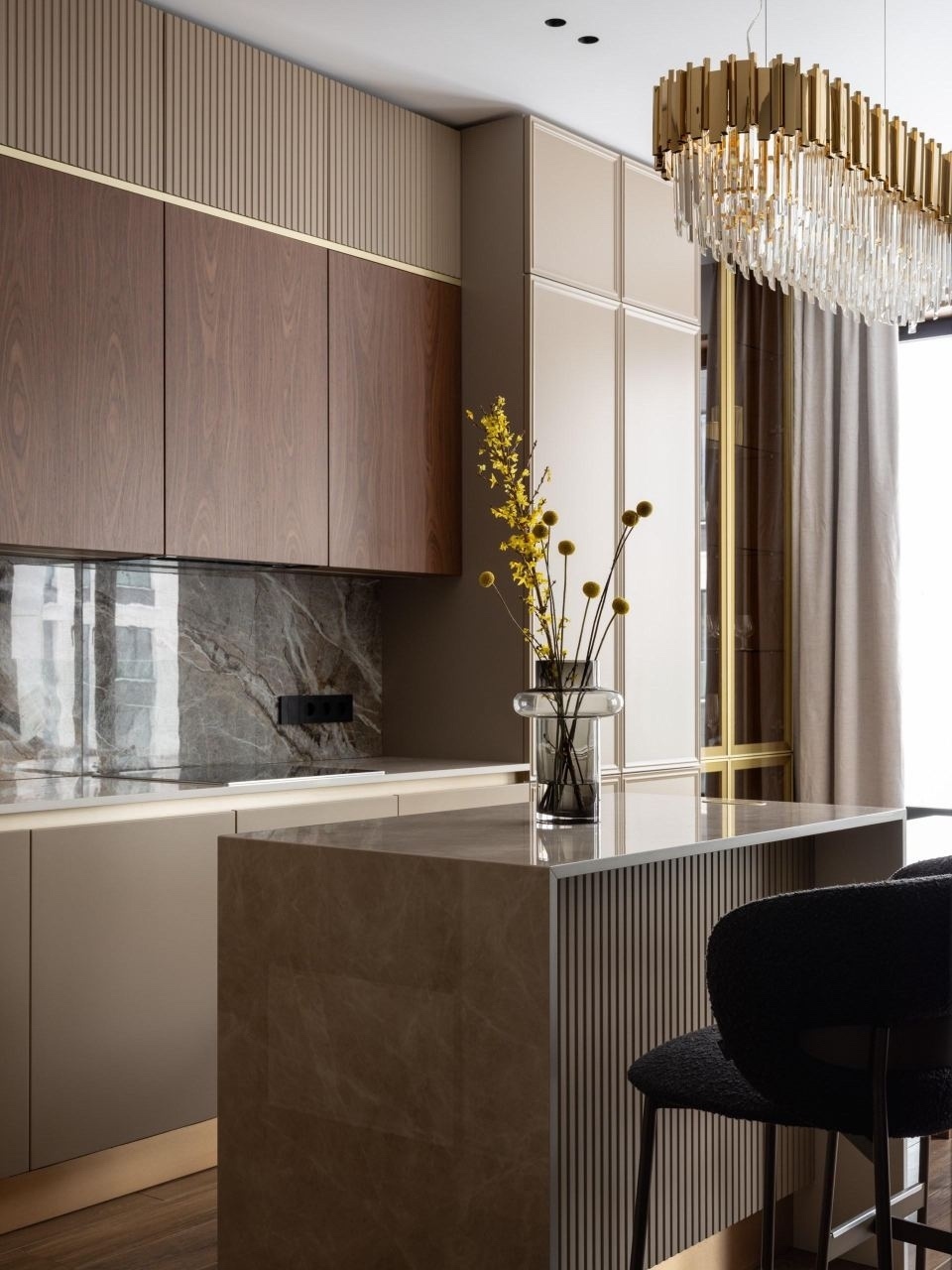 Современная неоклассика с характером: 74,5 м² в Петербурге

Молдинги, золото, мя…