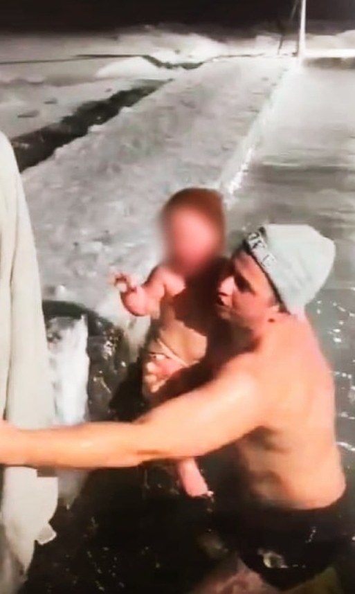 Мужчина трижды окунул маленького сына в воду, после чего ребёнок начал плакать. …