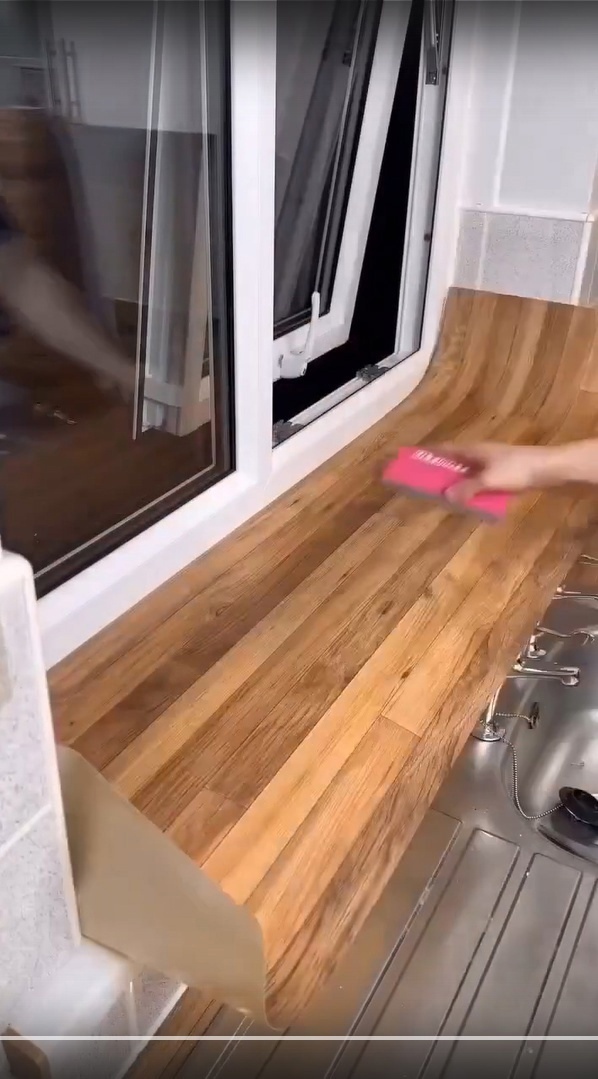 После усердной работы с пленкой кухня теперь выглядит как новая.