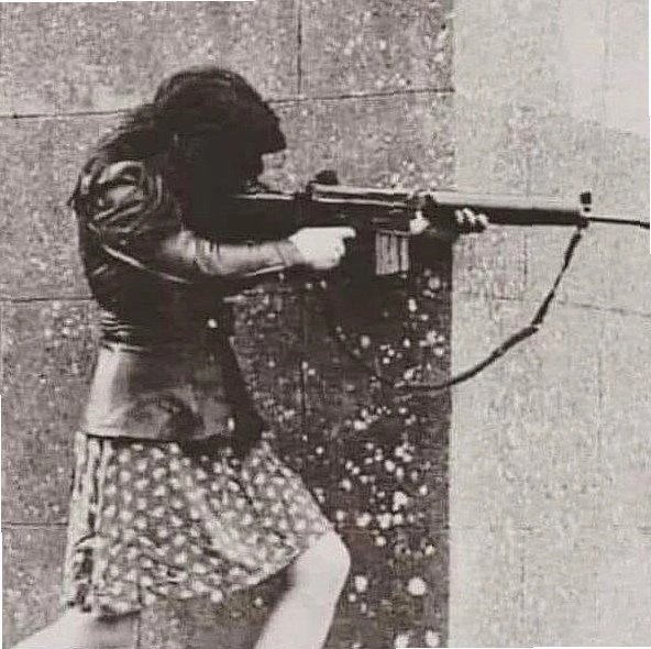 На этом снимке, сделанном в Ирландии в 1972 году, запечатлена девушка, которая с…