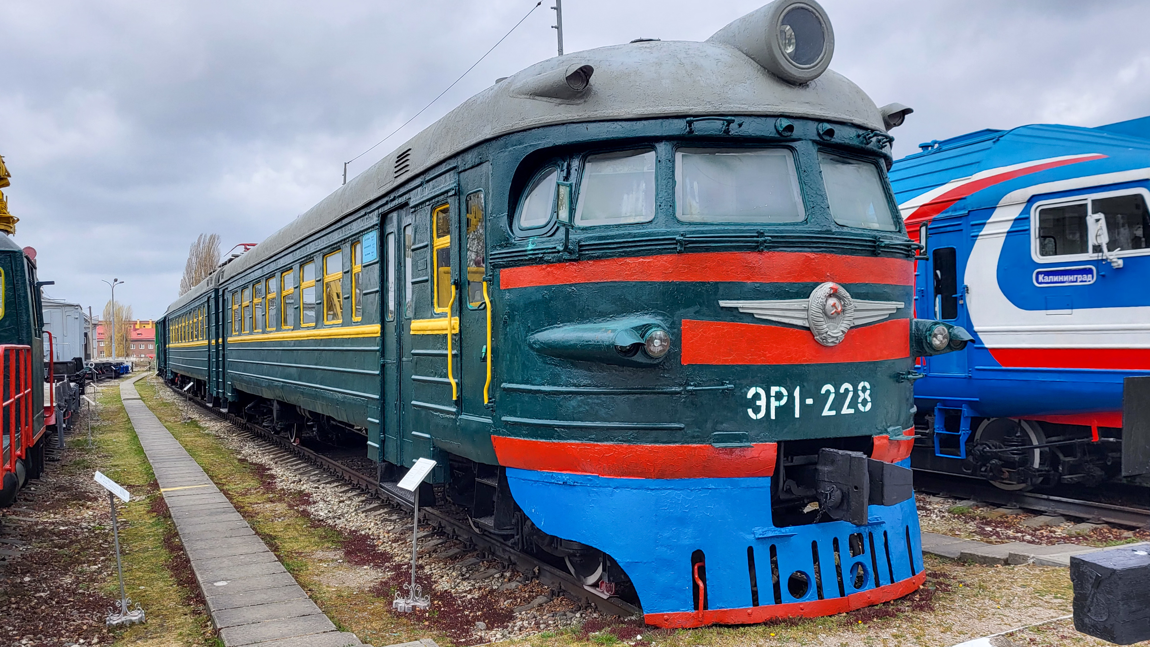Головной вагон электропоезда ЭР1-228