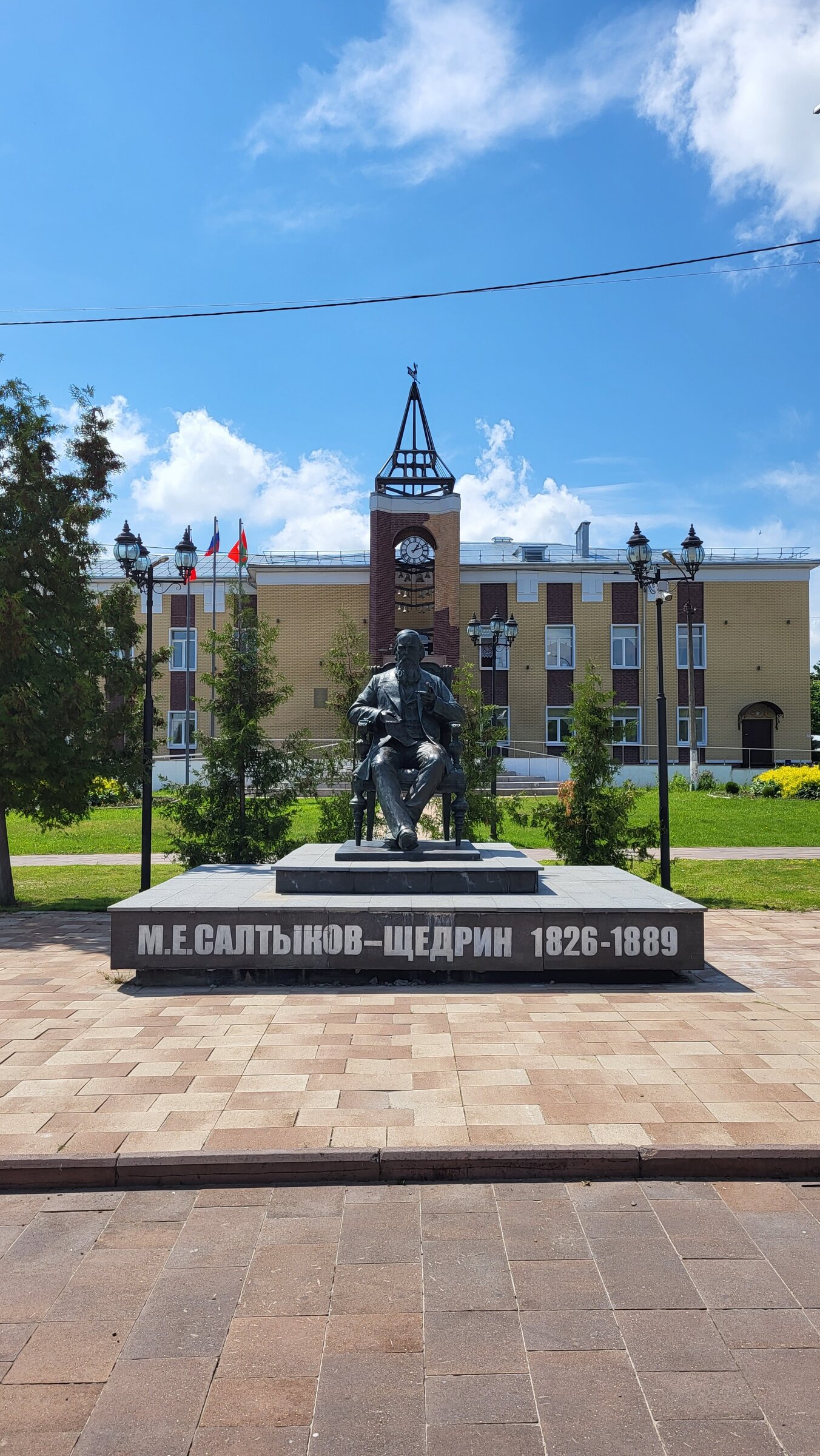 Памятник М.Е.Салтыкову-Щедрину