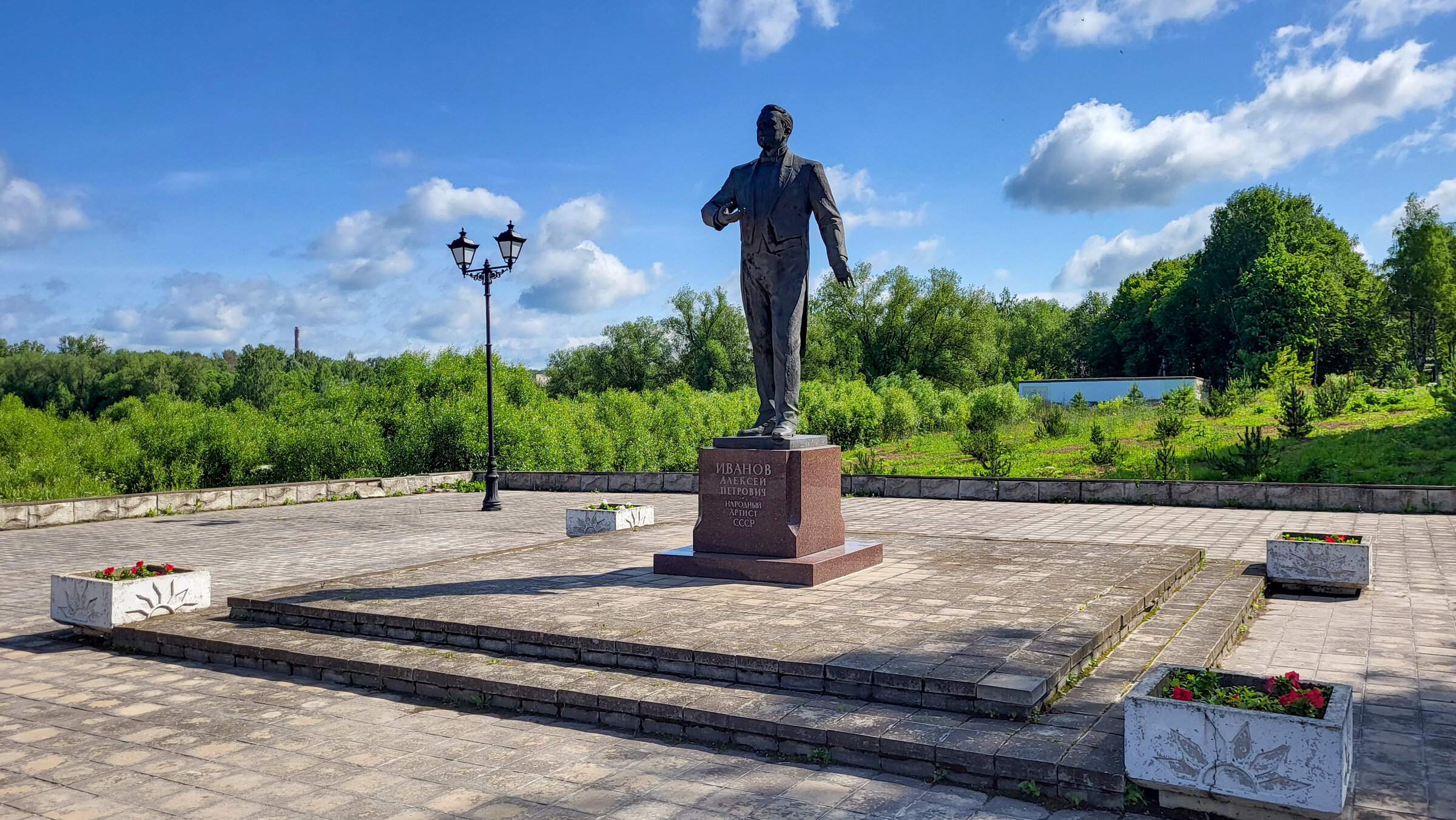 Памятник А.П.Иванову