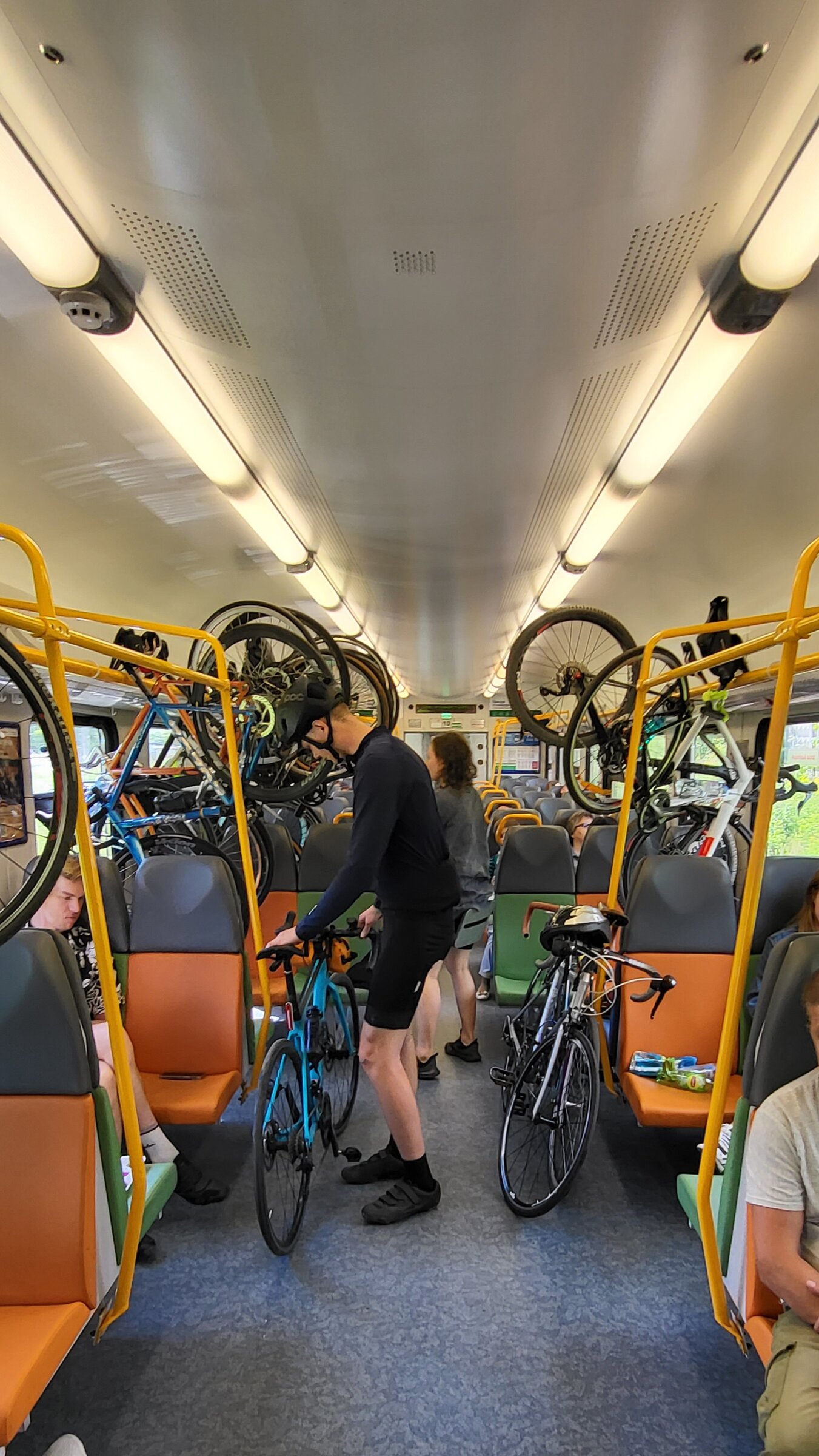 Типичная ситуация для велосезона в электричке