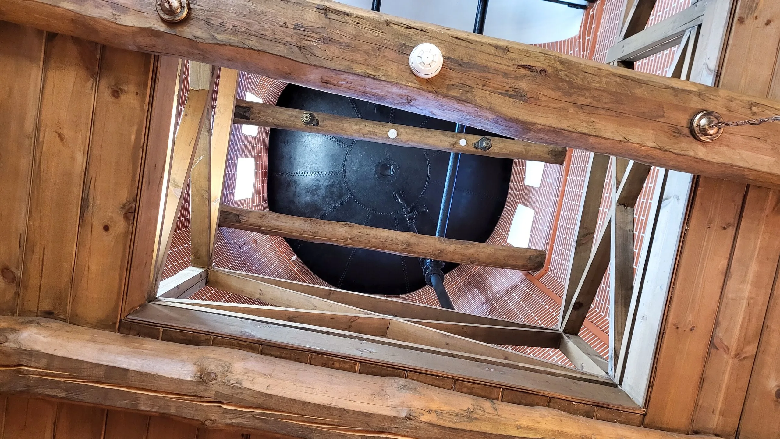 Ёмкость с водой под крышей