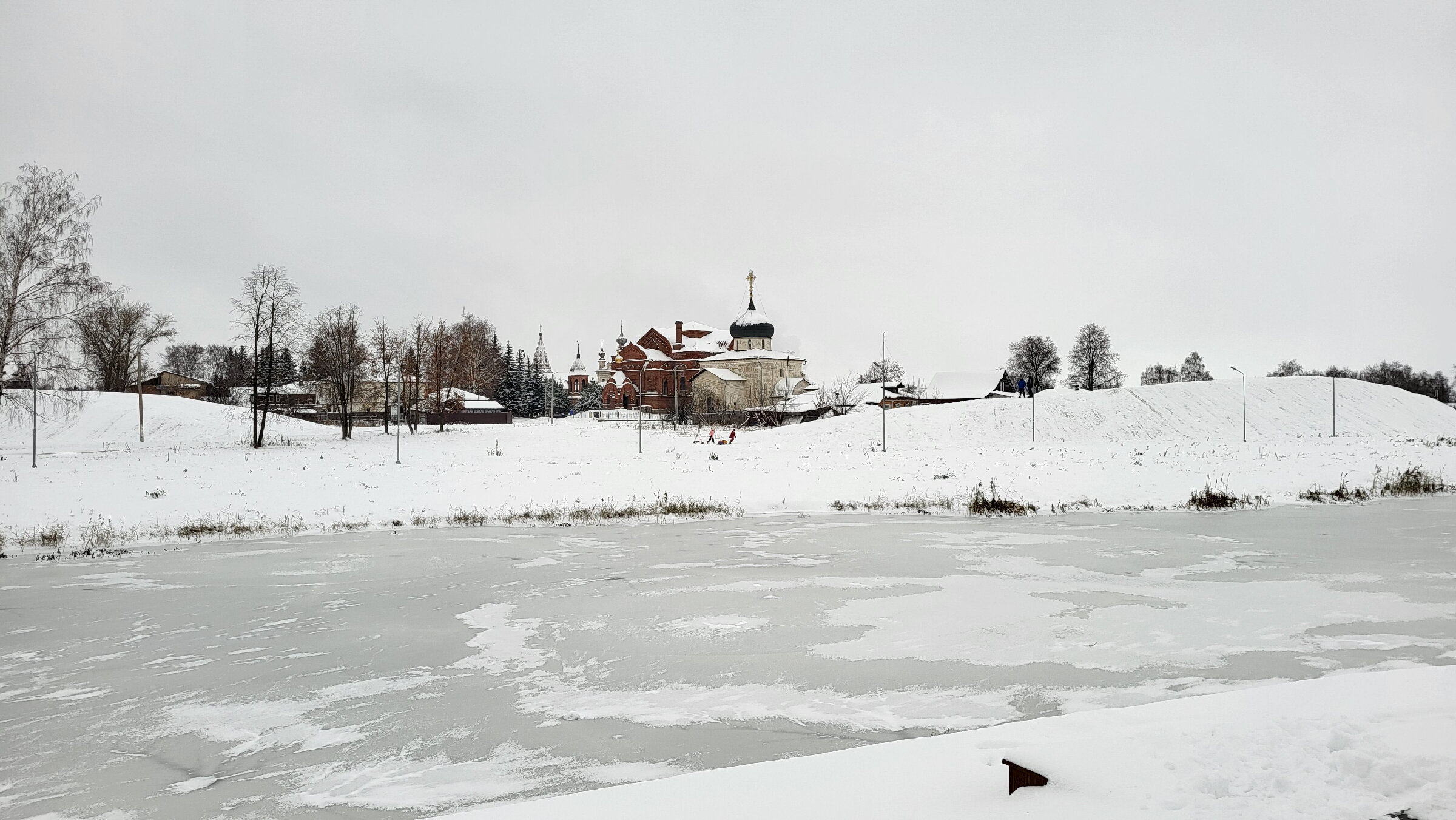 Вид на земляные валы с противоположного берега реки