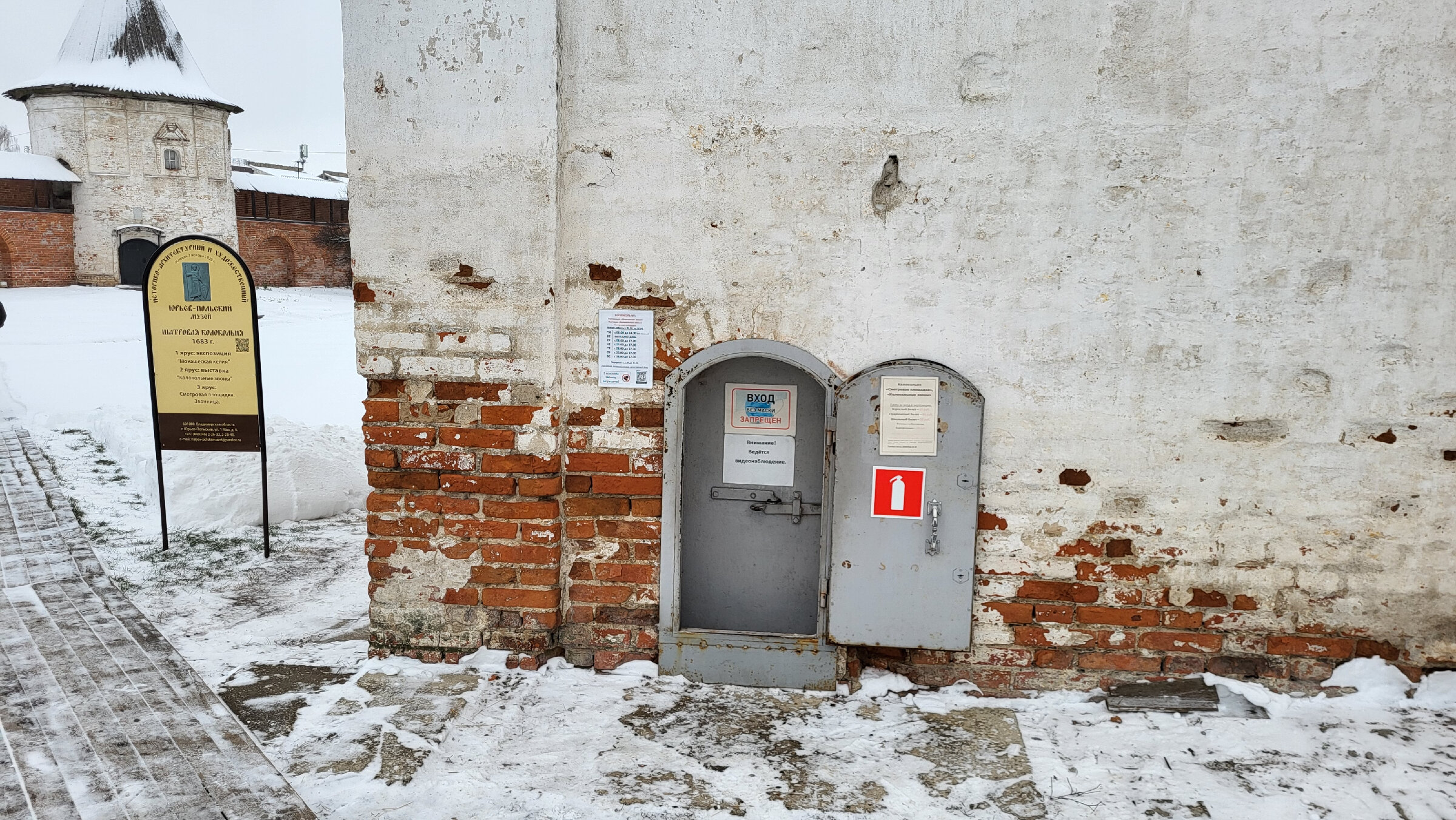 Эта неприметная дверь является входом в колокольню