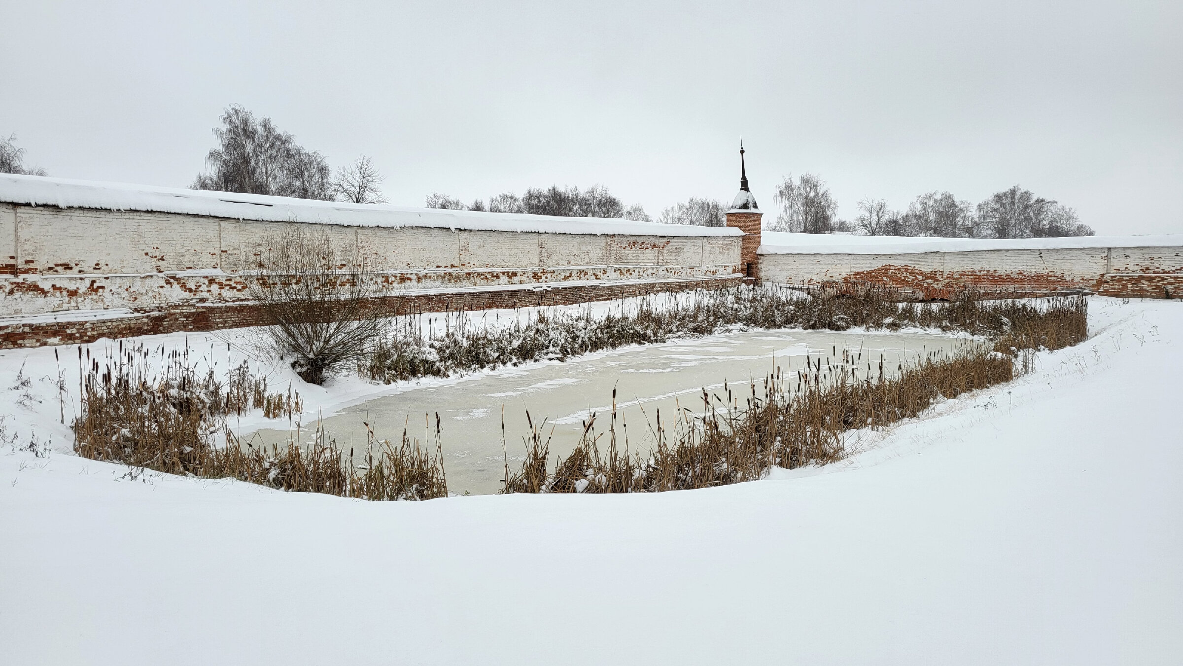 Пруд внутри монастыря