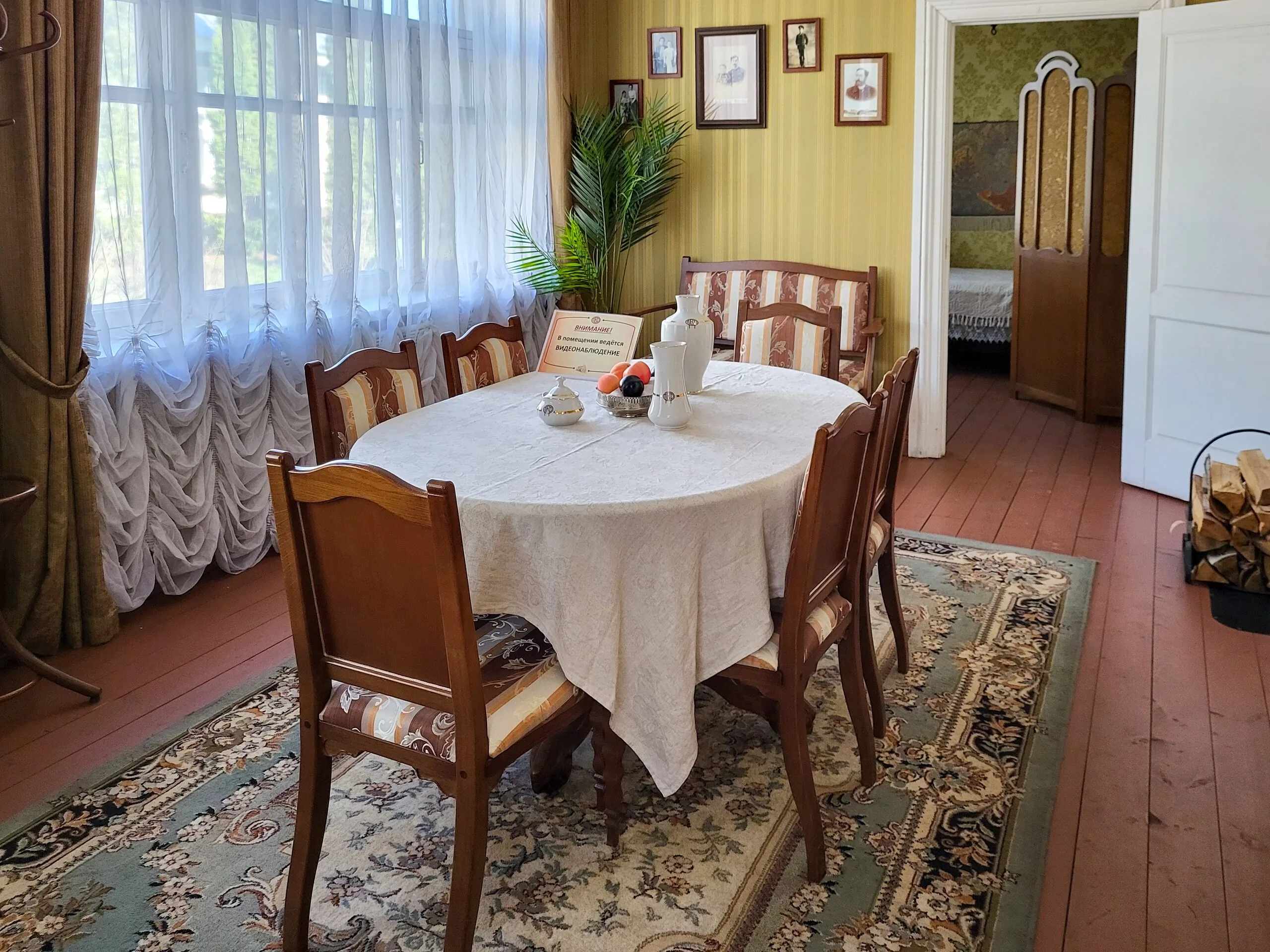 Гостиная в доме начальника станции