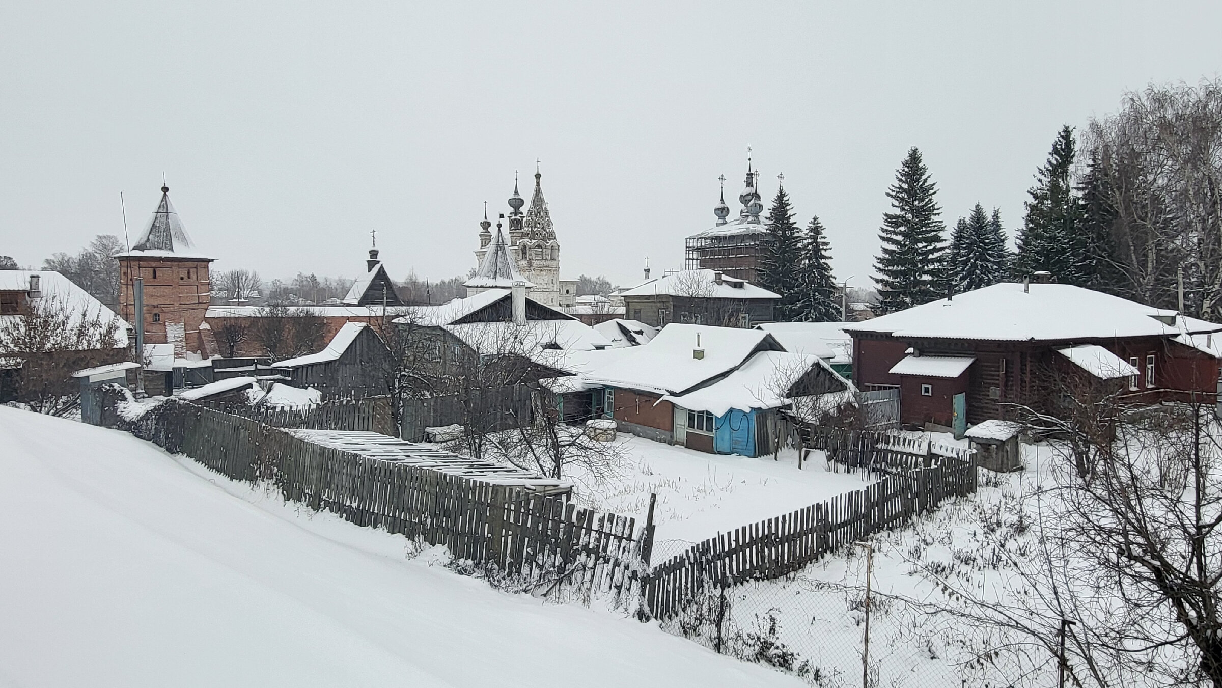 Частные дома внутри земляных валов