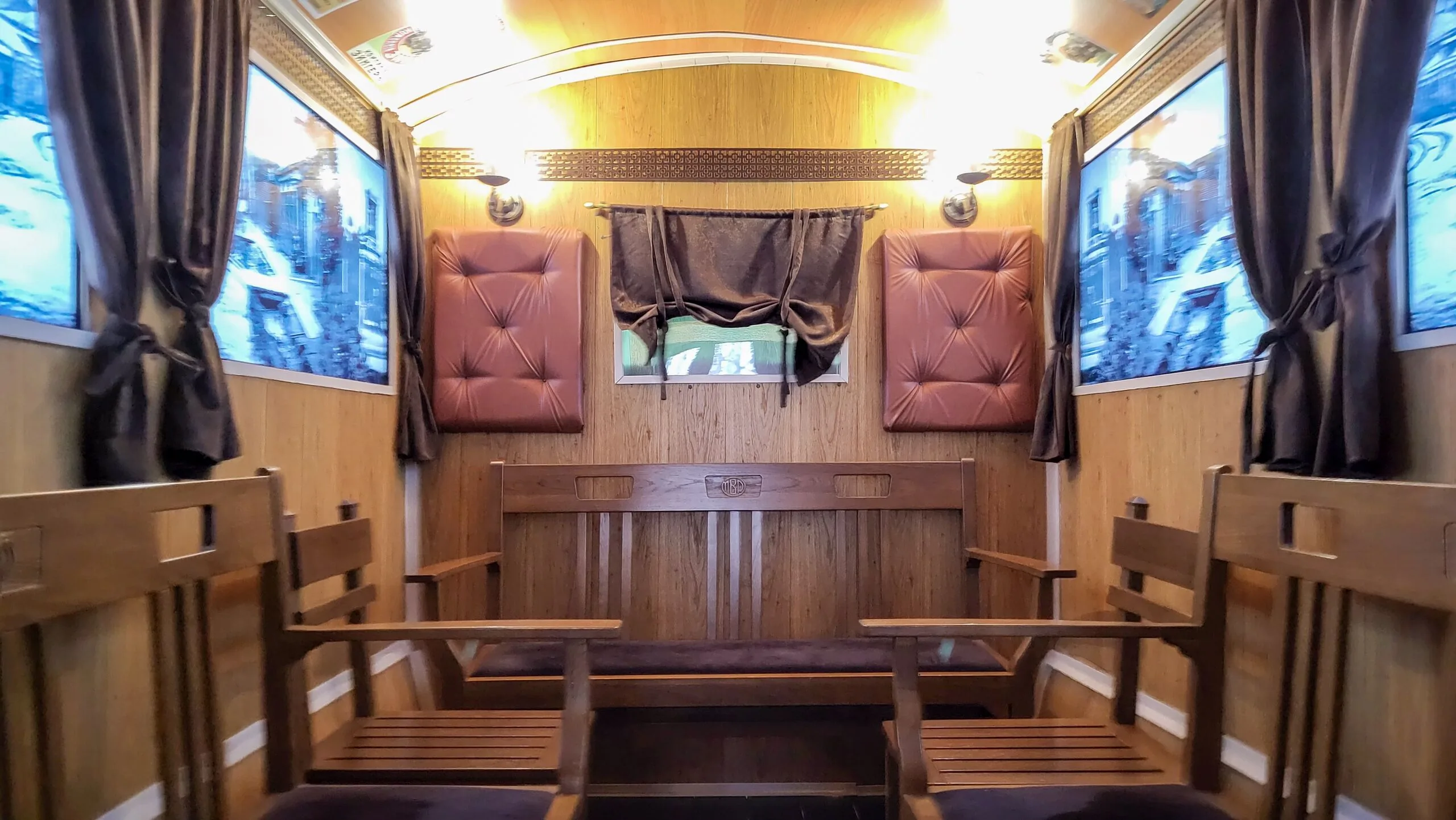 Дилижанс в здании вокзала