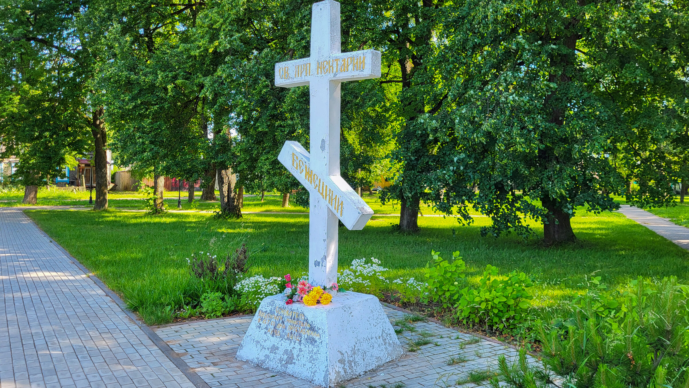 Крест на месте разрушенной Введенской церкви