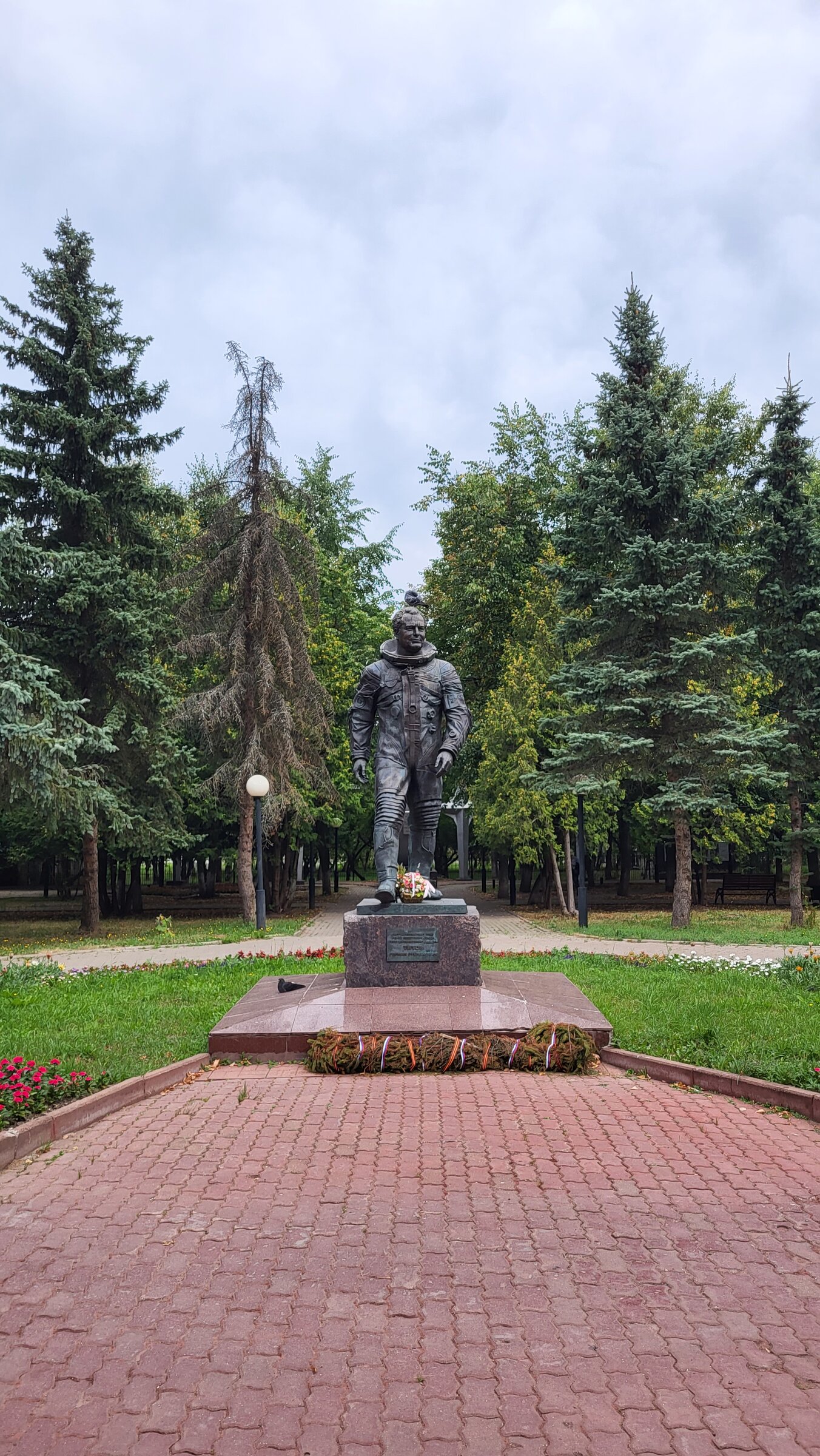 Памятник Герману Титову