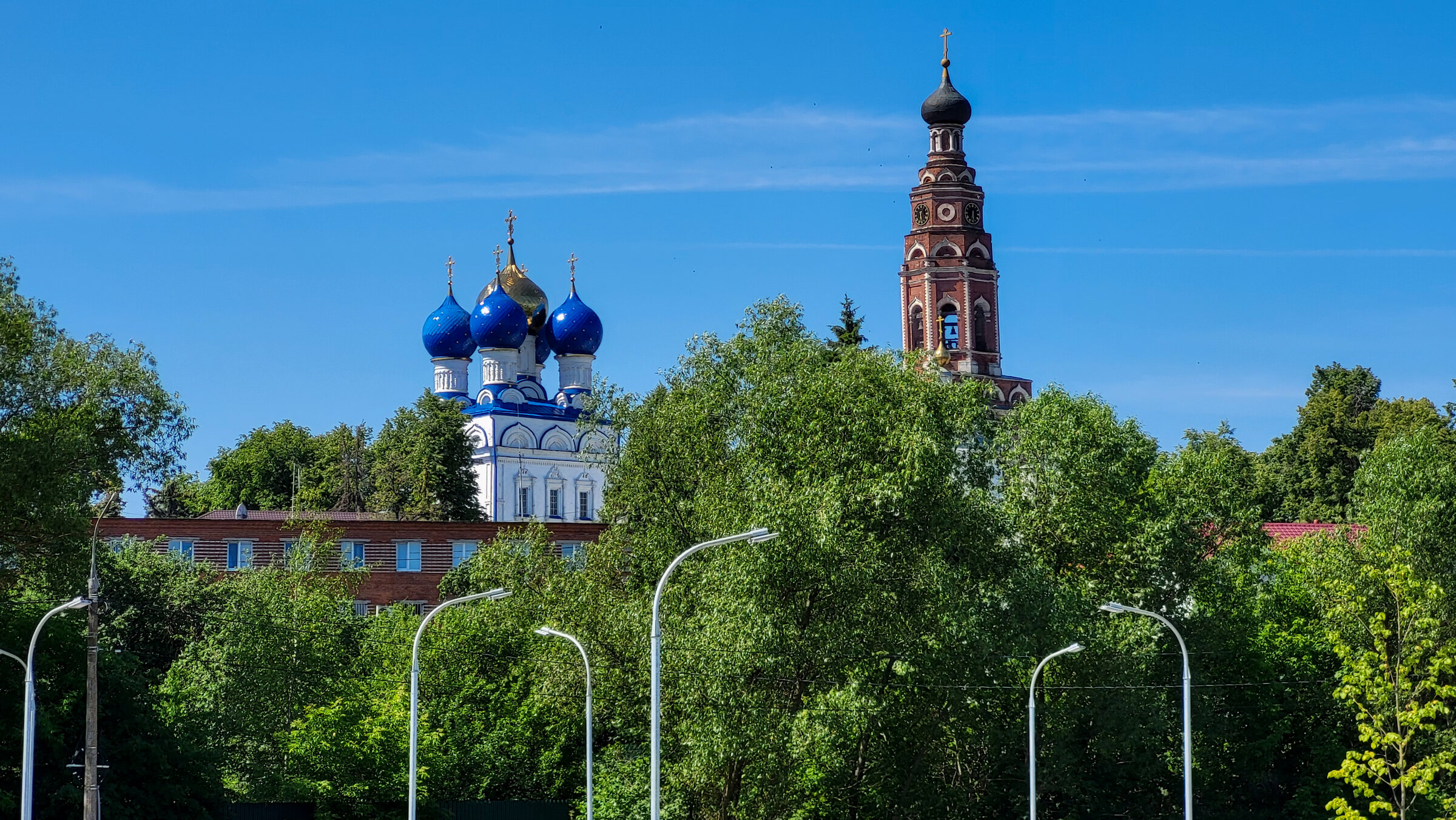 Вид на храмовый ансамбль с берега Бельского озера