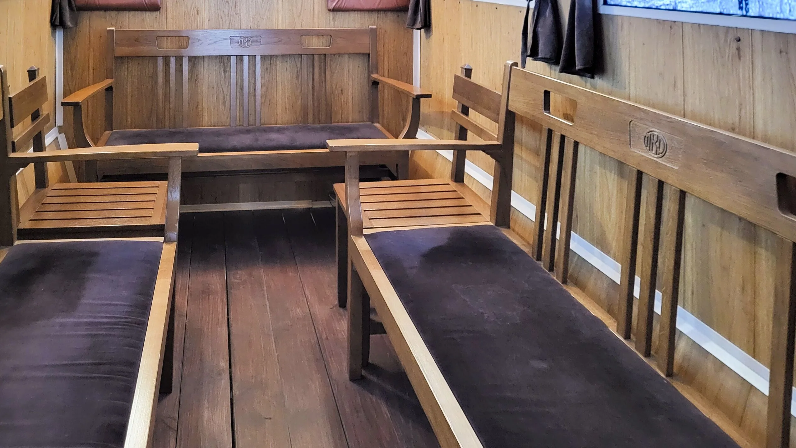 Дилижанс в здании вокзала