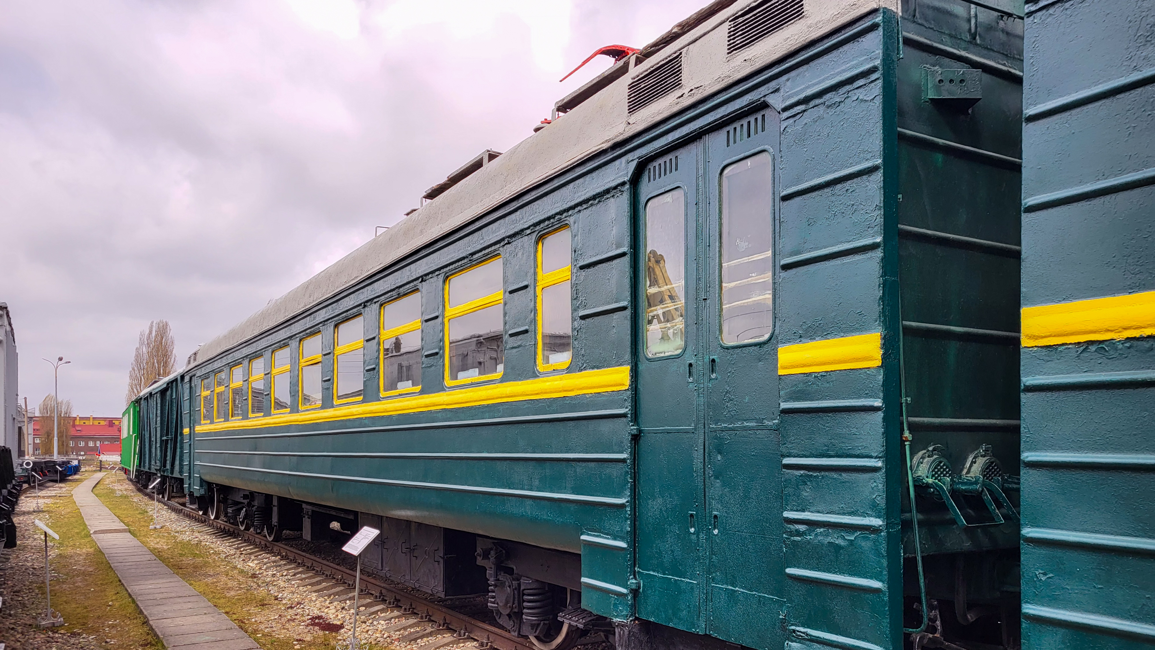 Моторный вагон электропоезда ЭР1-228