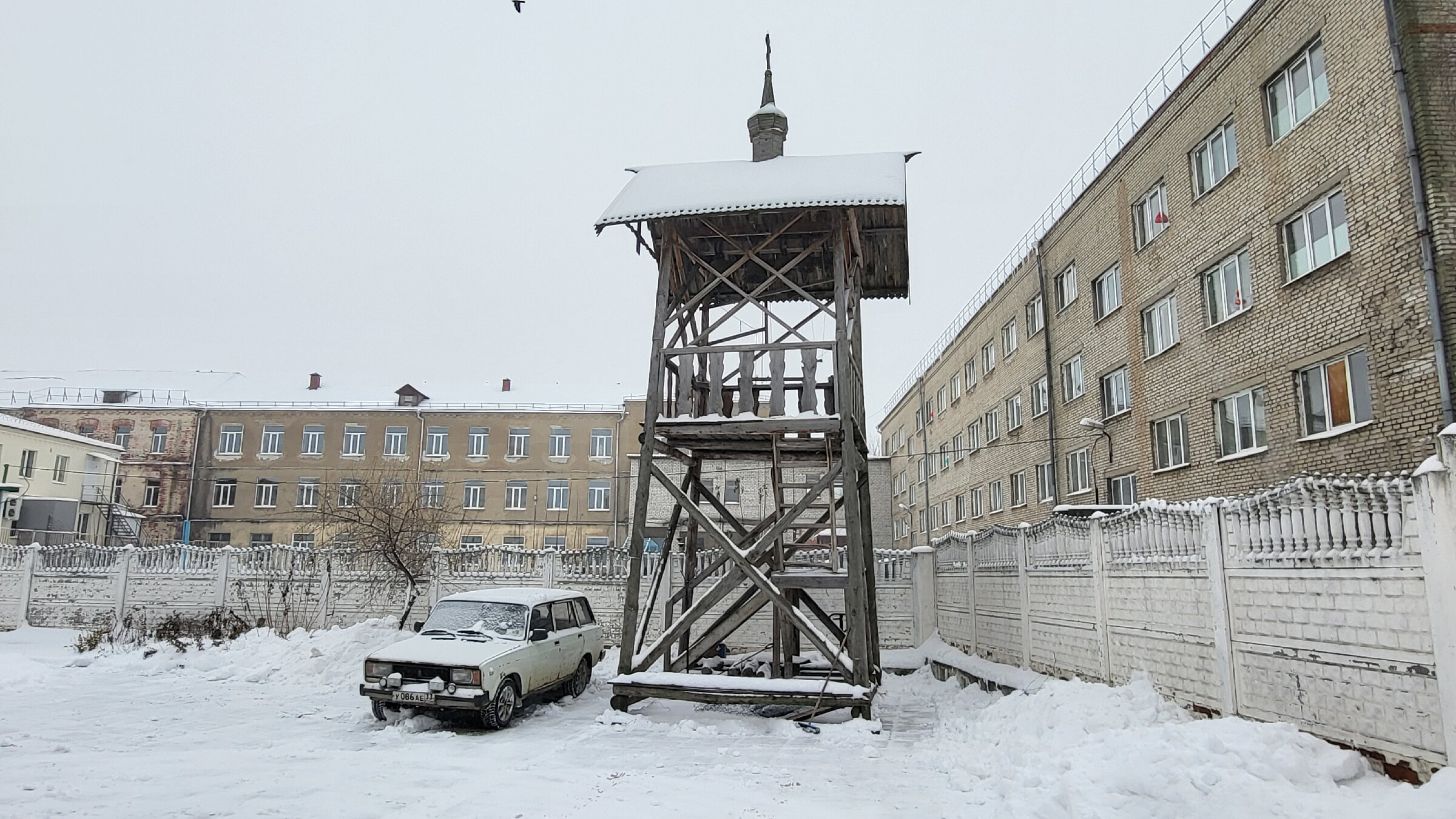 Колокольня на территории монастыря