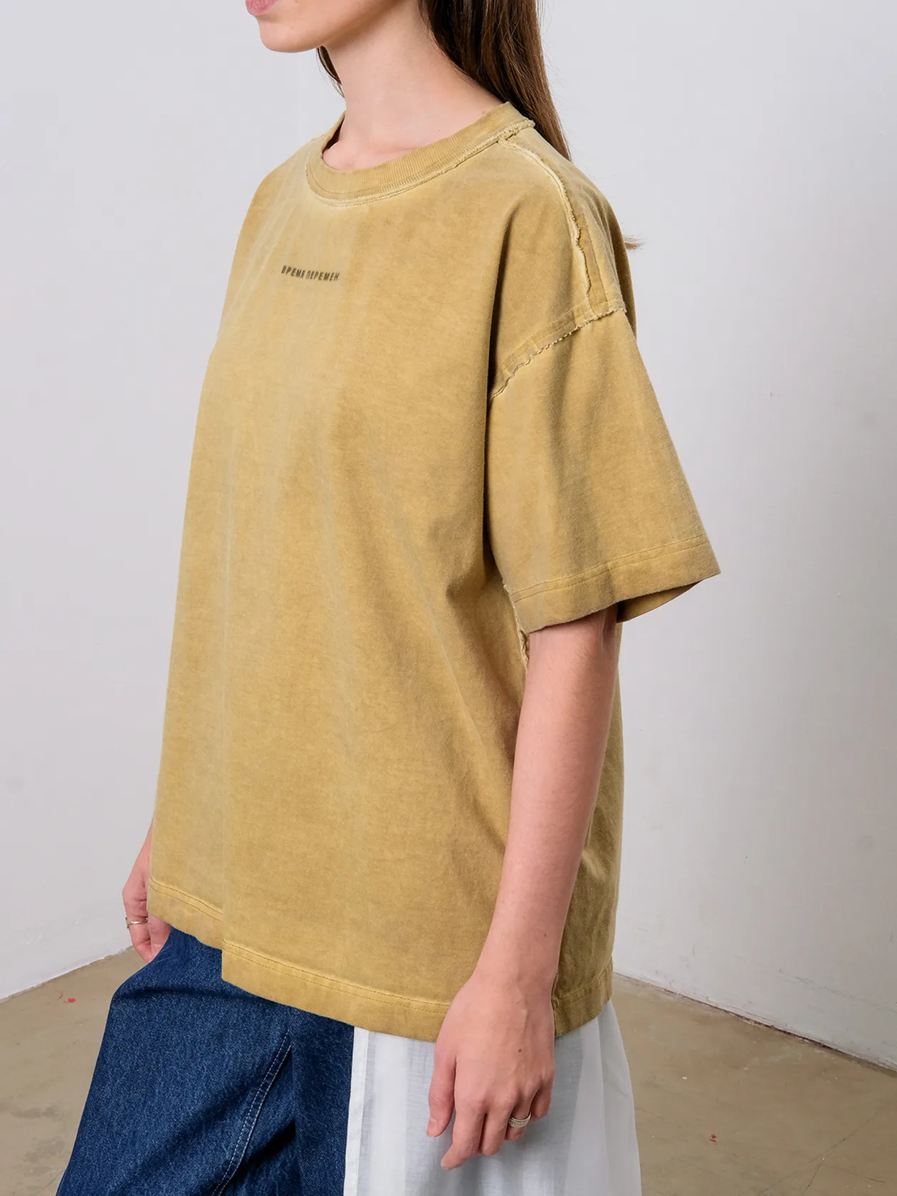 Футболка с лого Время Перемен garment-dyed олива Blur