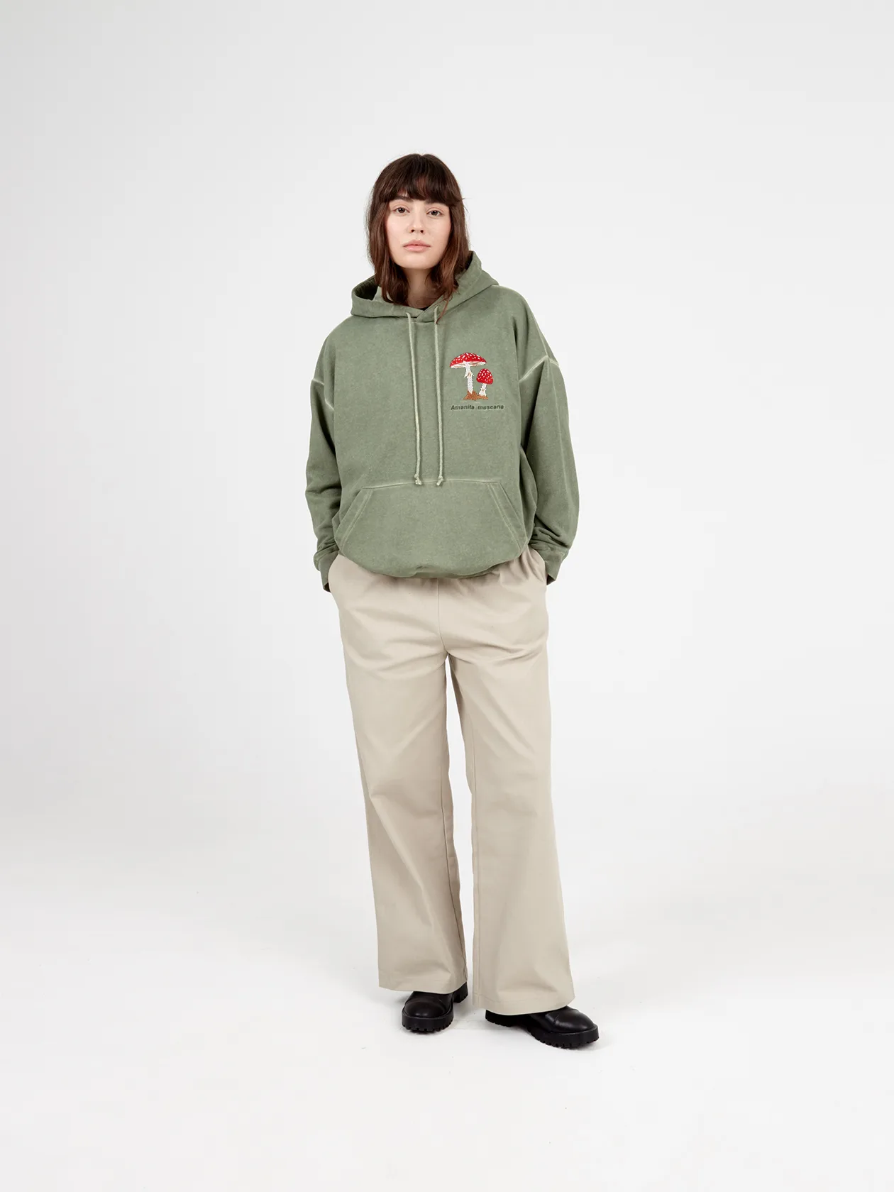 Худи с вышивкой мухомор garment-dyed хаки