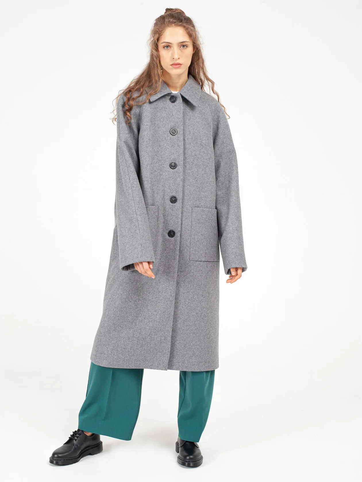 Демисезонное пальто с рукавом реглан серое