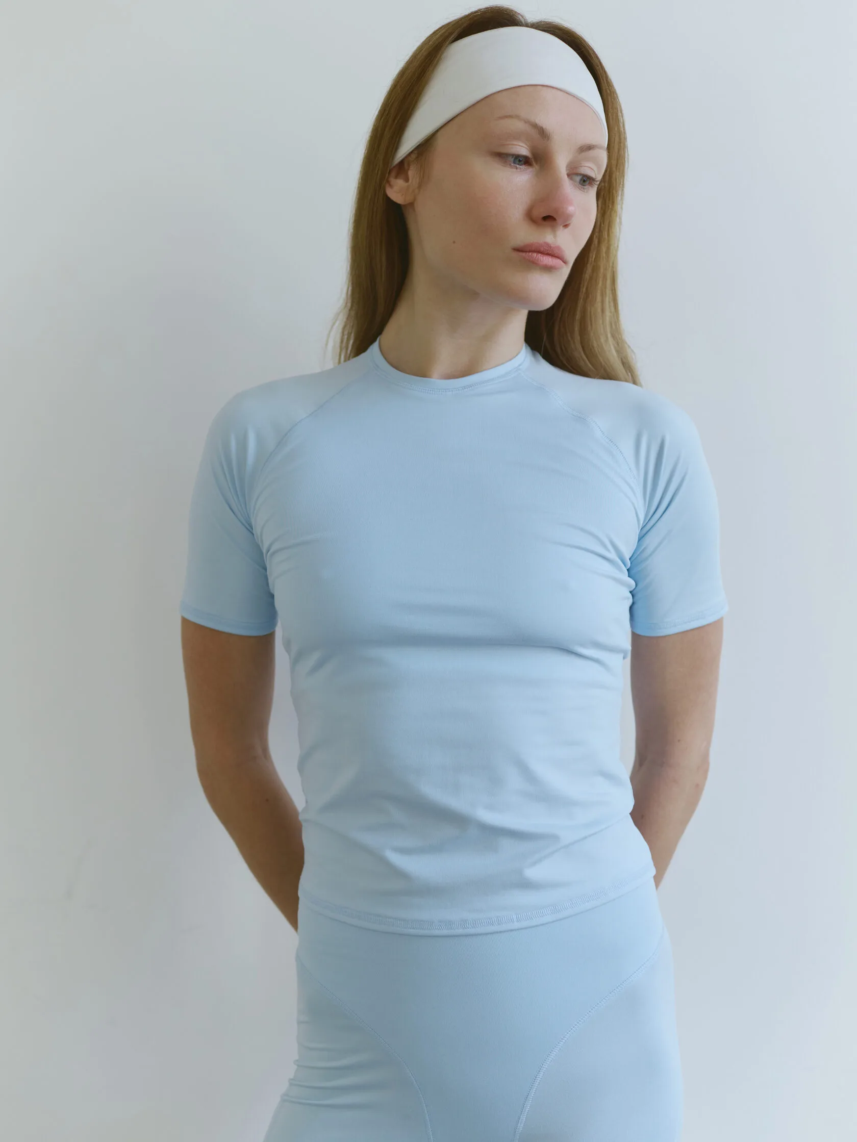 ФУТБОЛКА SLIM FIT С ТОПОМ ВНУТРИ НЕБО