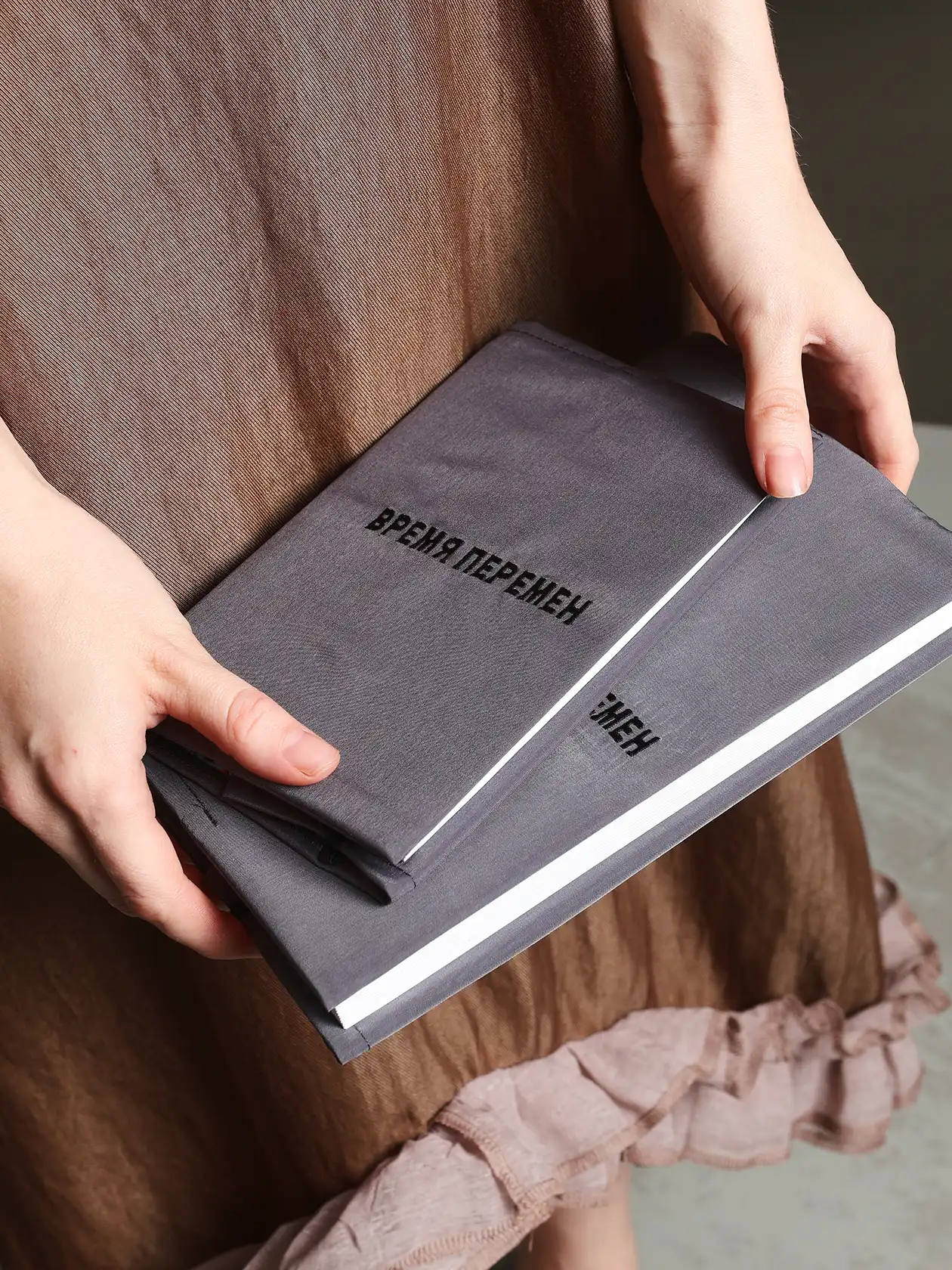 Книжная обложка с вышивкой S серая