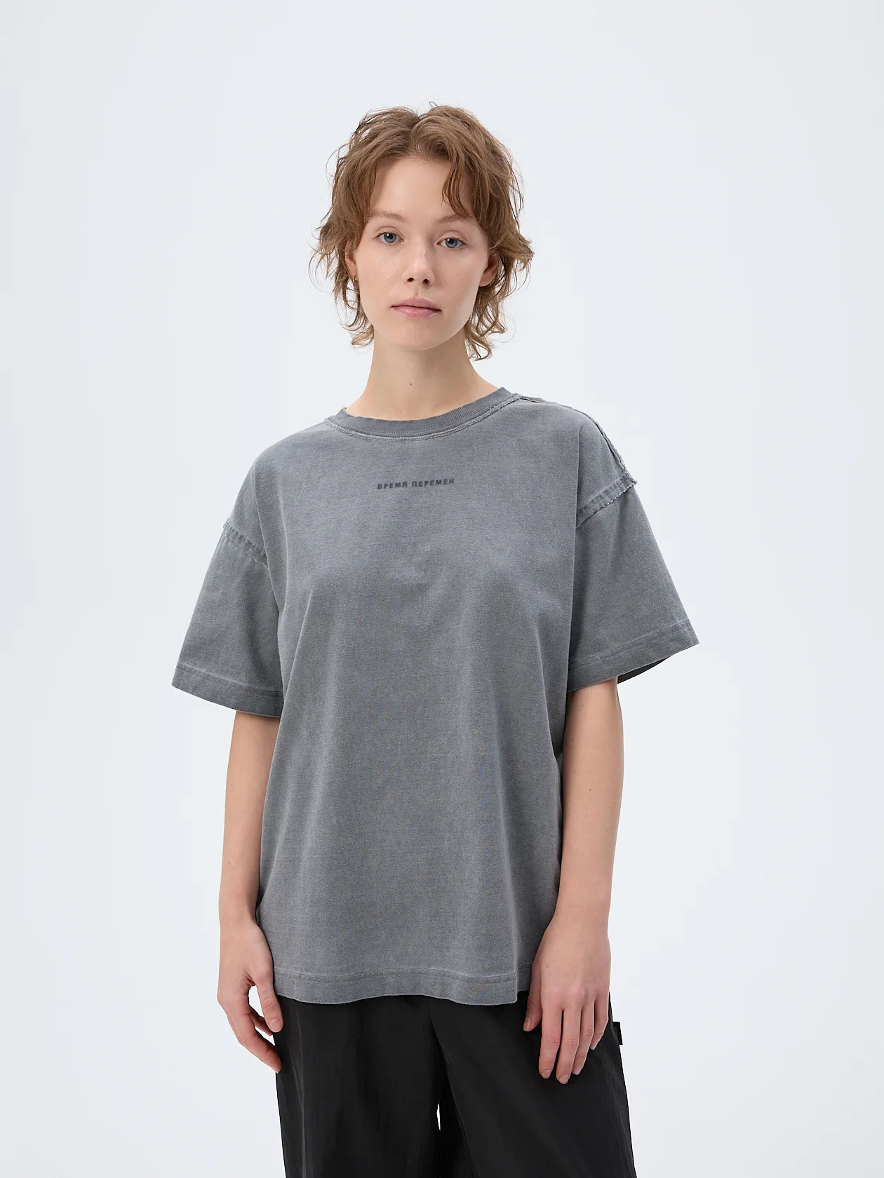 Футболка с лого Время Перемен garment-dyed серая Blur