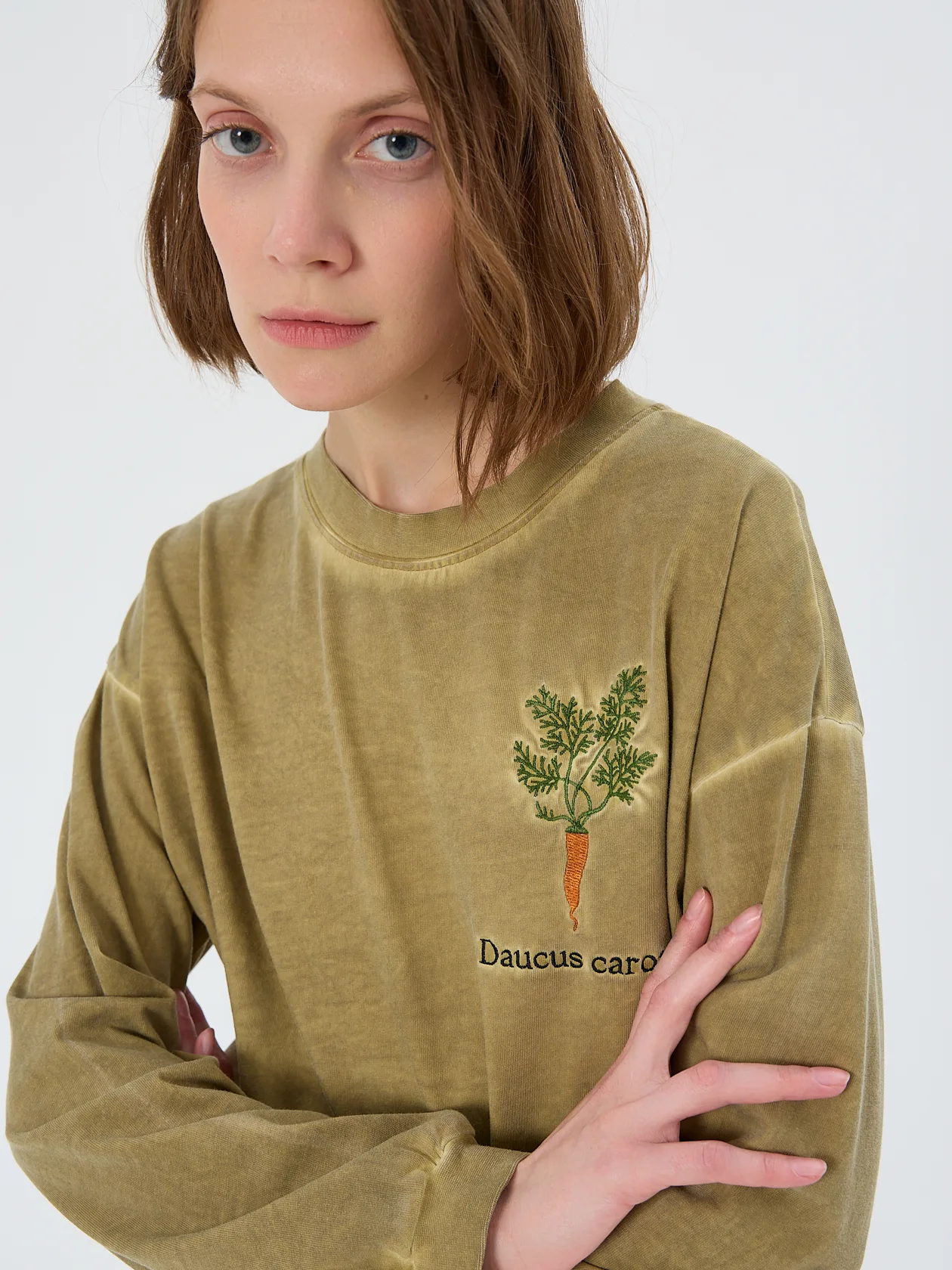 Лонгслив с вышивкой морковь эксперимент garment-dyed олива