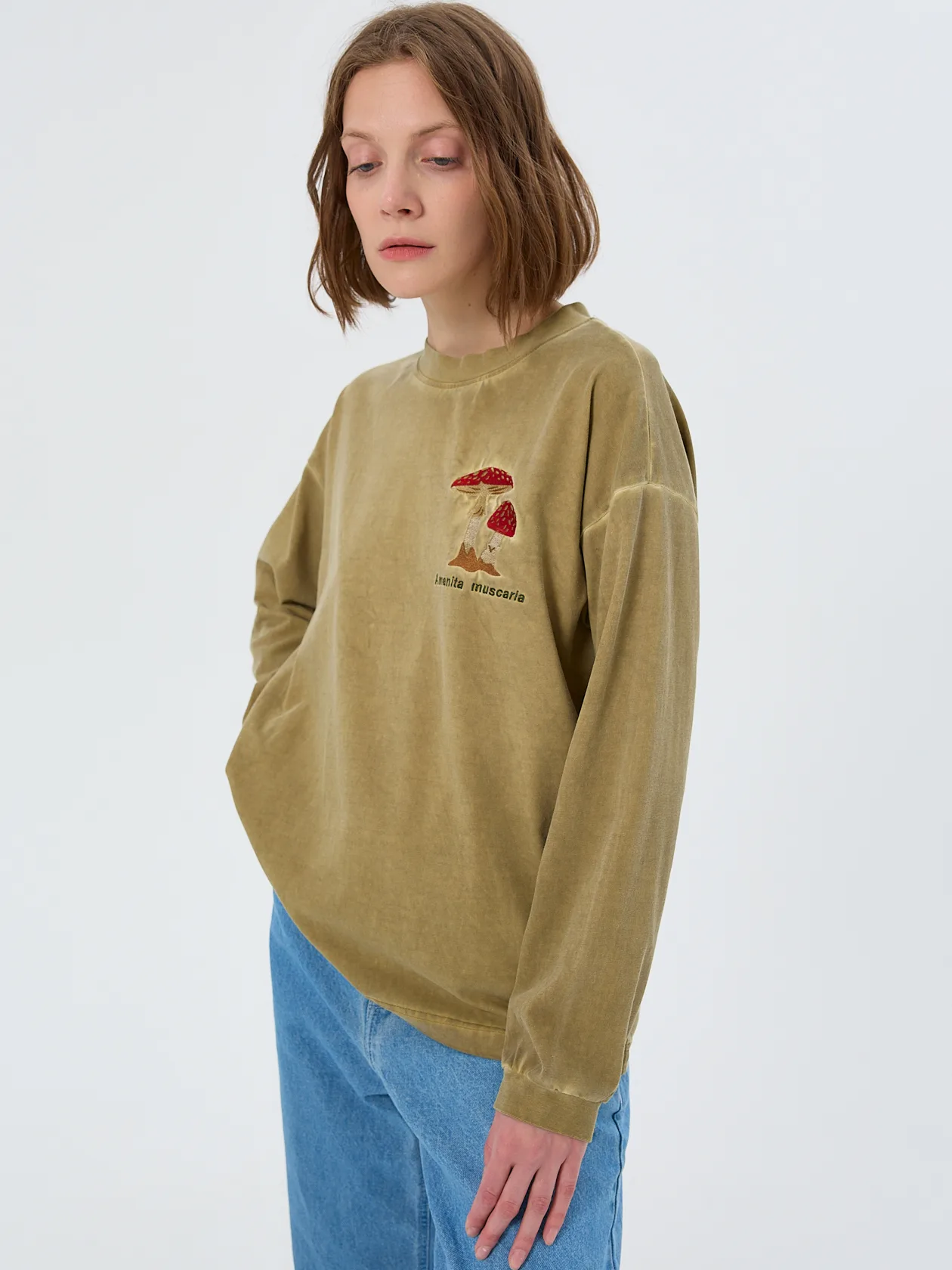 Лонгслив с вышивкой мухомор эксперимент garment-dyed олива