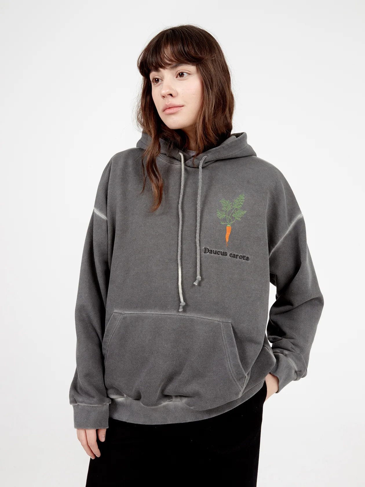 Худи с вышивкой морковь garment-dyed серый