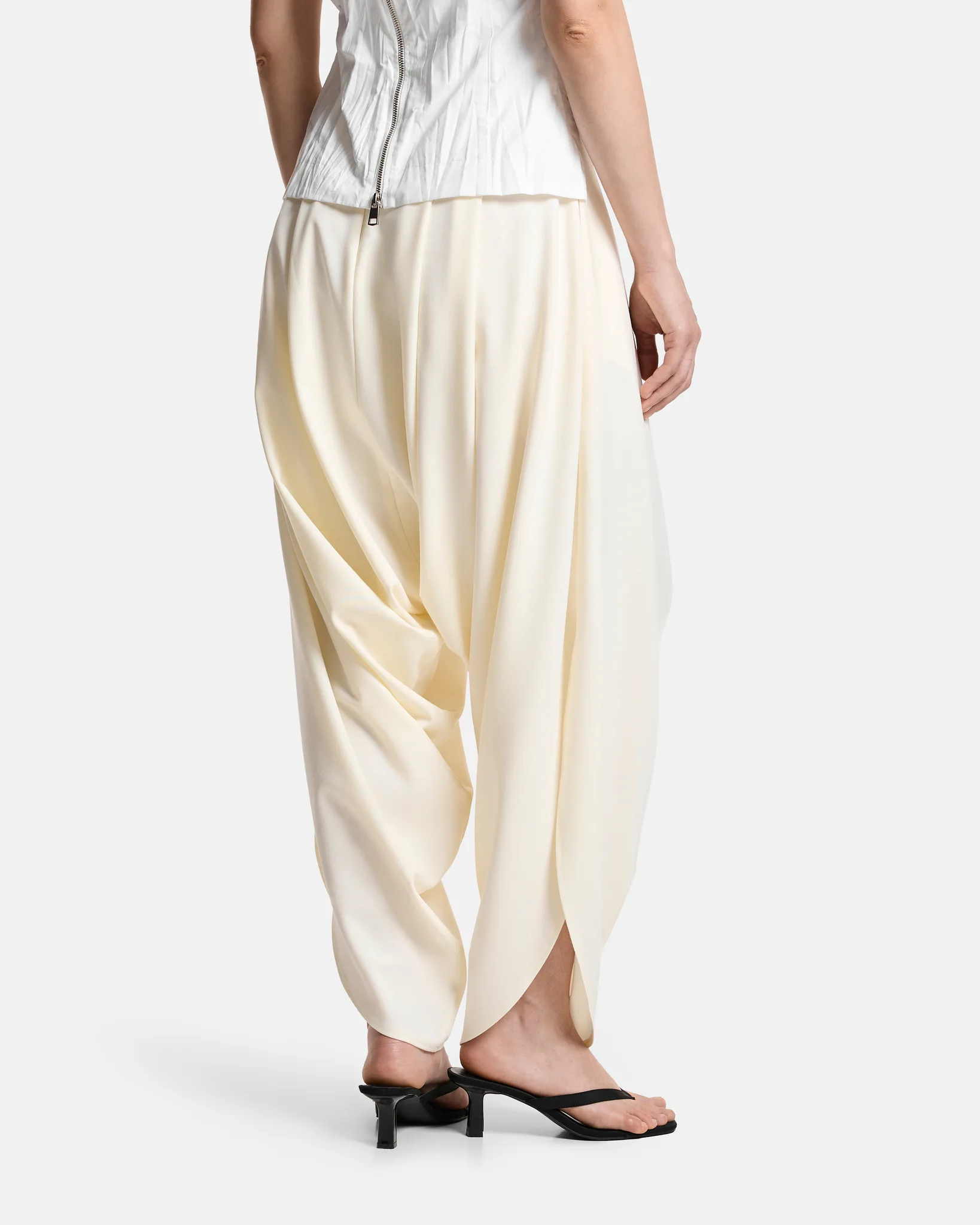 Брюки с защипами