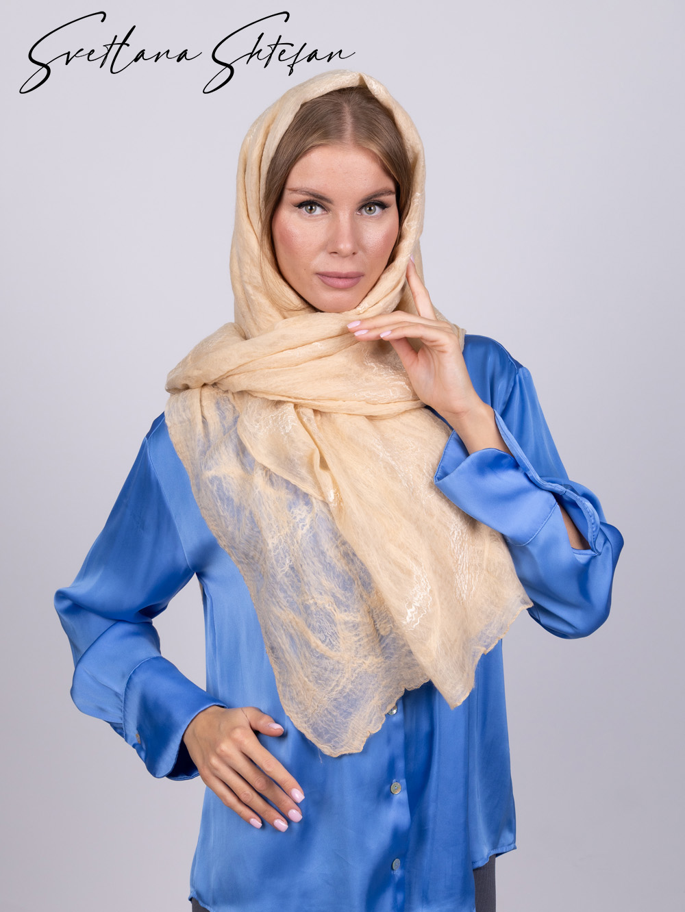 Палантин из шелка и шерсти бежевый ручной работы